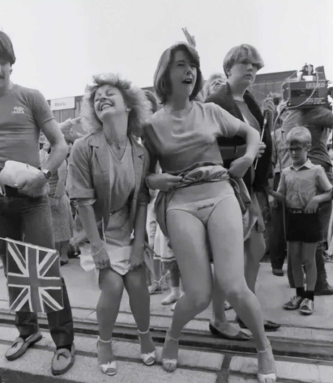 1982年,岸边的英国少女们掀开了自己的裙子,露出特制的内裤,内裤上面