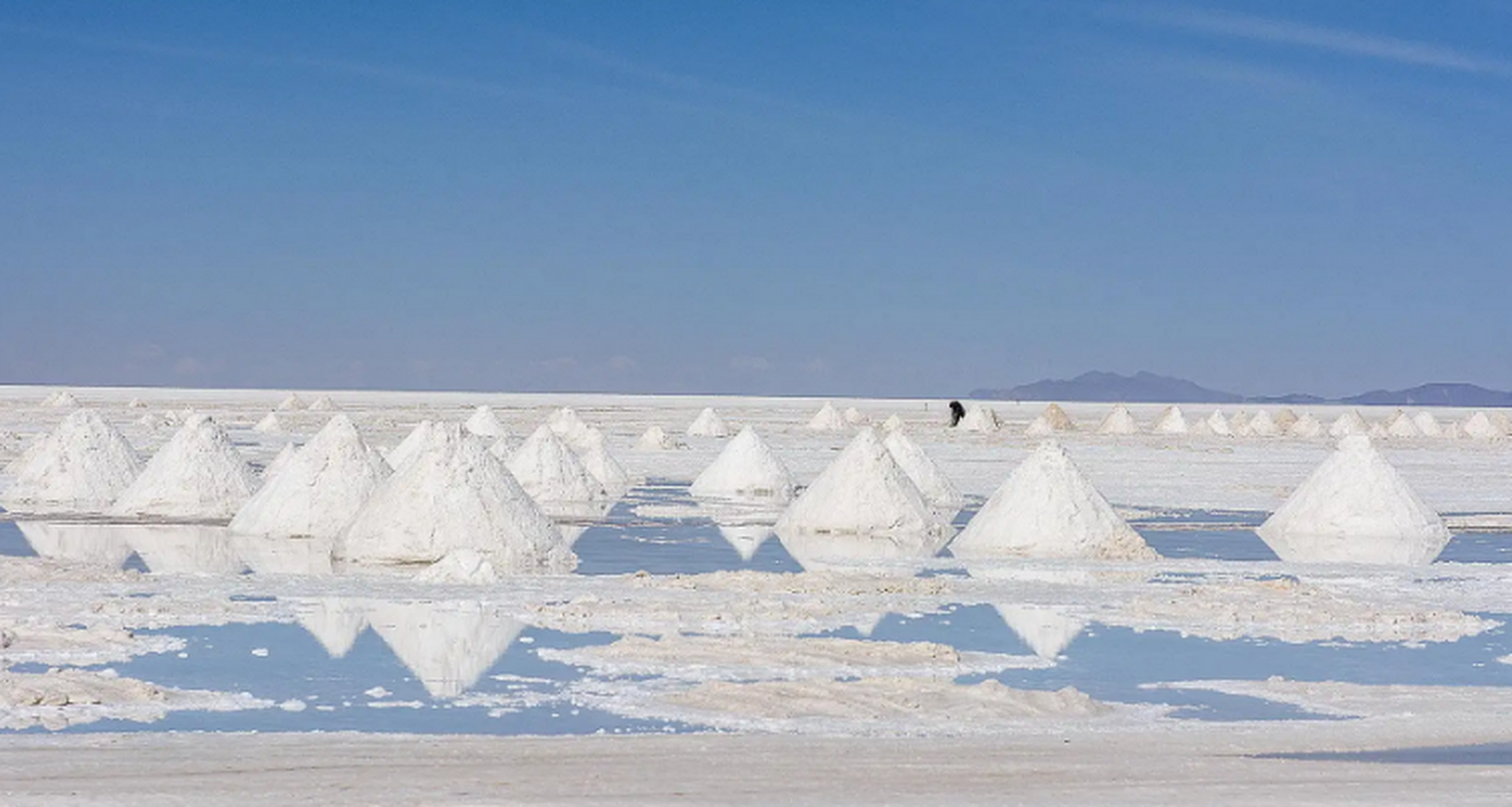 世界奇观 乌尤尼盐沼——玻利维亚 为世界最大的盐层覆盖的荒原,有"