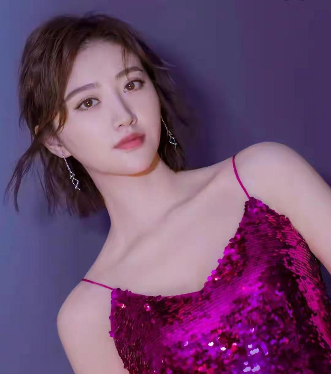 景甜身穿紫色深v吊带连衣裙,时尚又显瘦