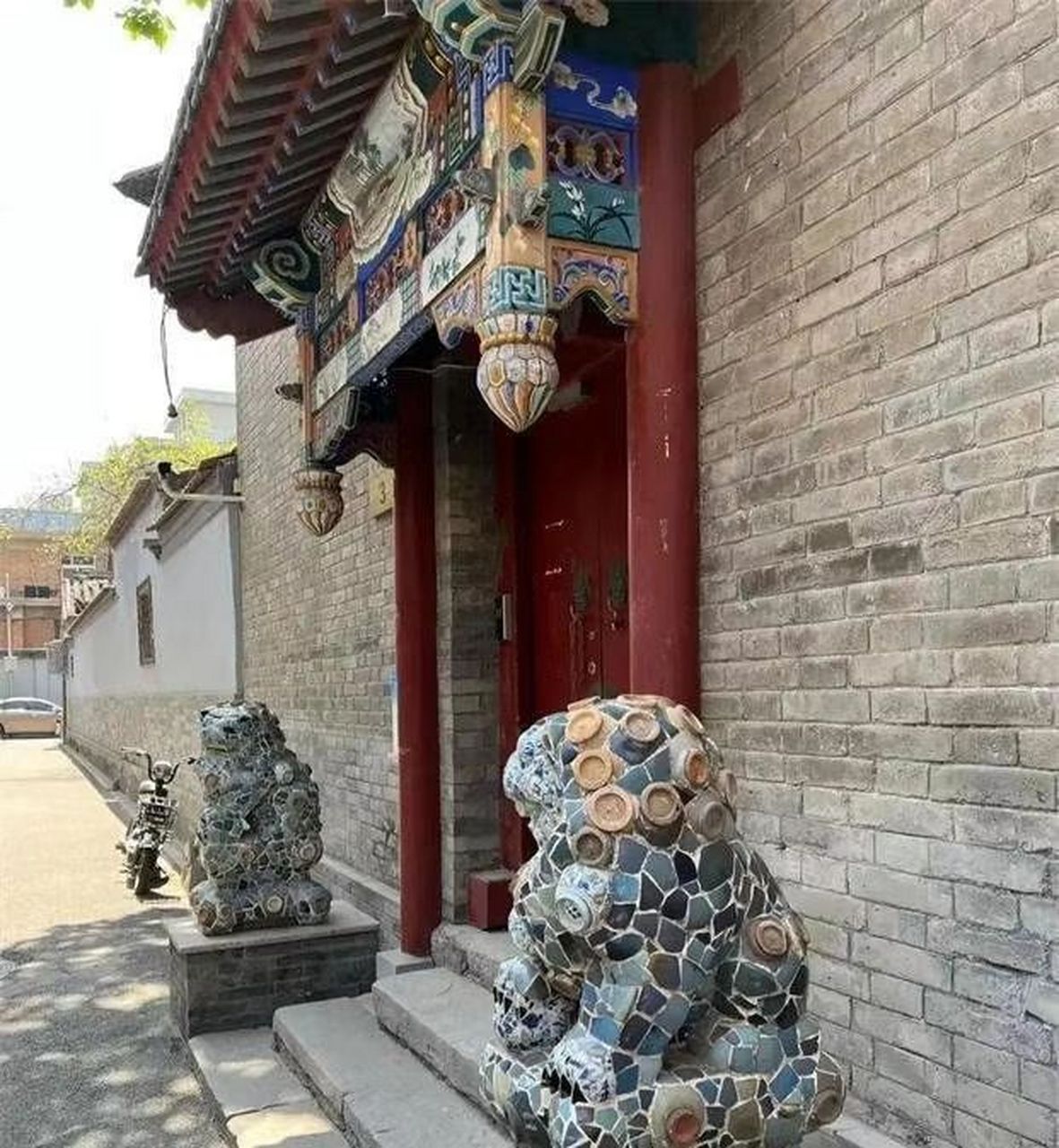 好家伙什么家庭门口狮子都贴瓷砖