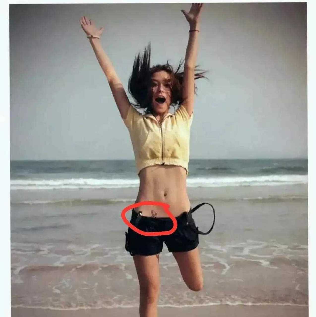 杨颖戏水,俏皮可爱又充满活力,不过她的肚子上为什么会有一个纹身,是