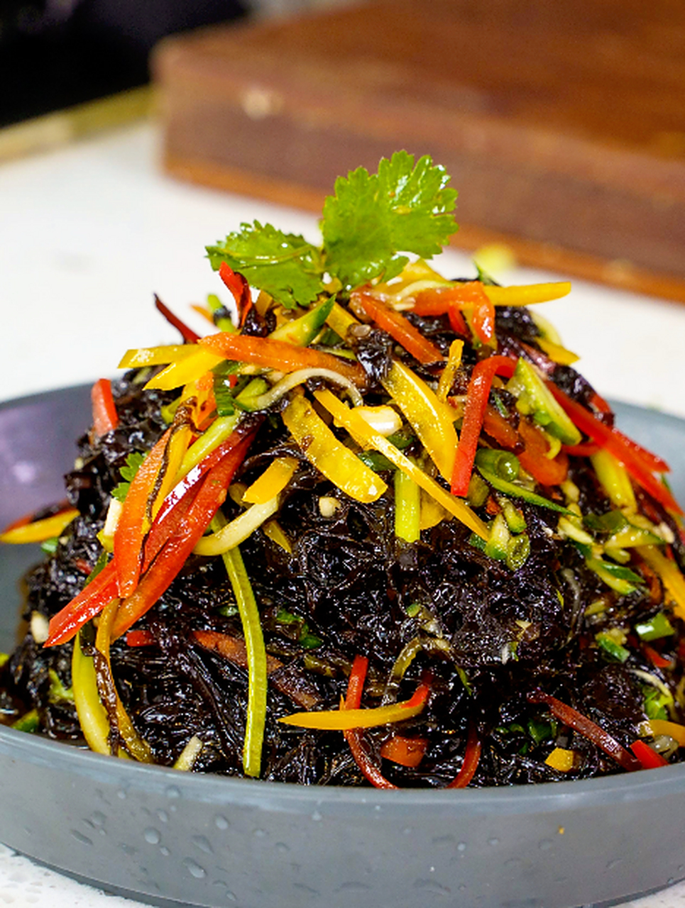 今天我们来做凉拌紫菜,尤其是在夏天没94胃口的时候,酸酸甜甜的凉拌