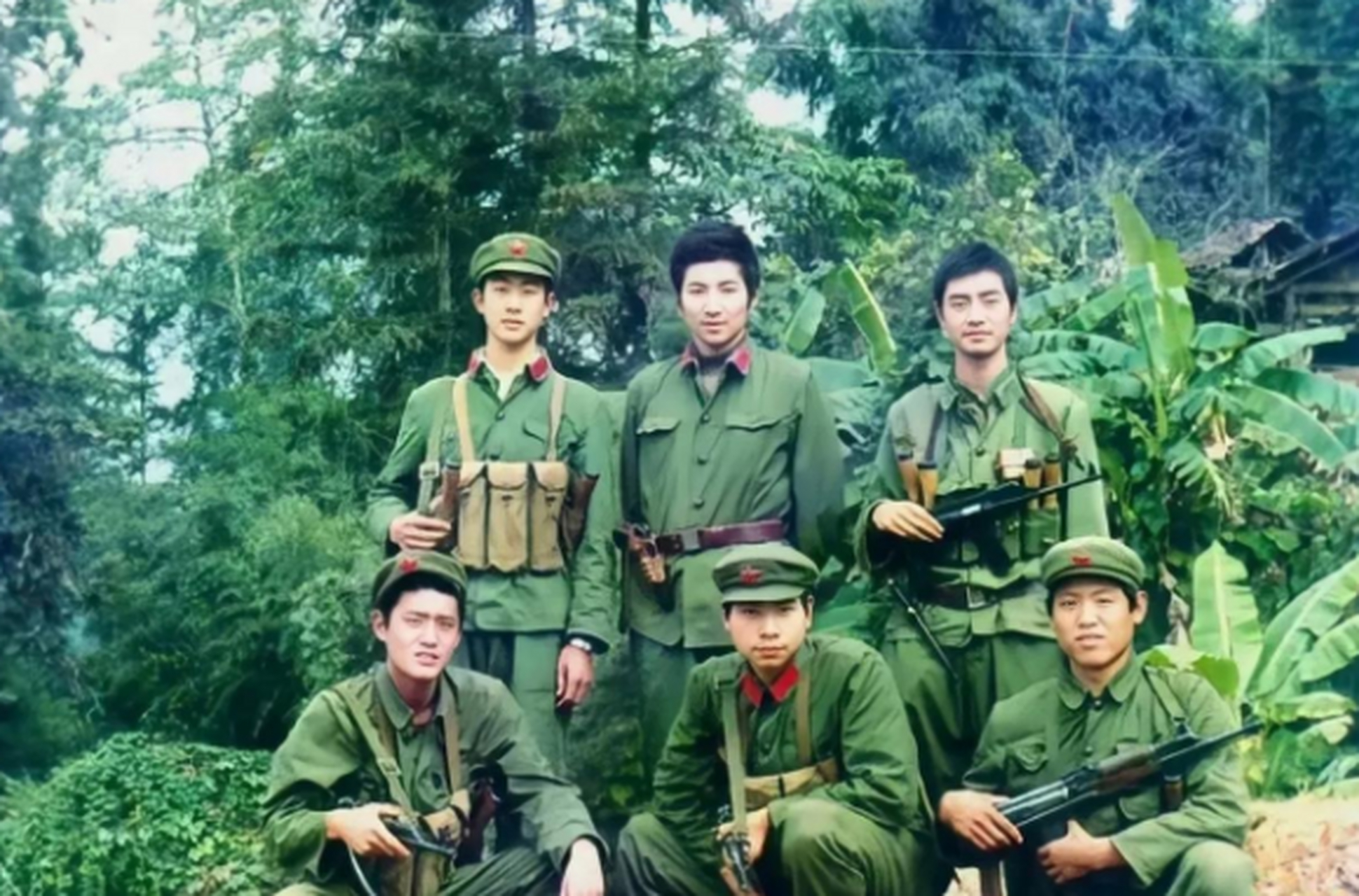 历史老照片: 1984年,老山前线,六名侦察兵的留影.
