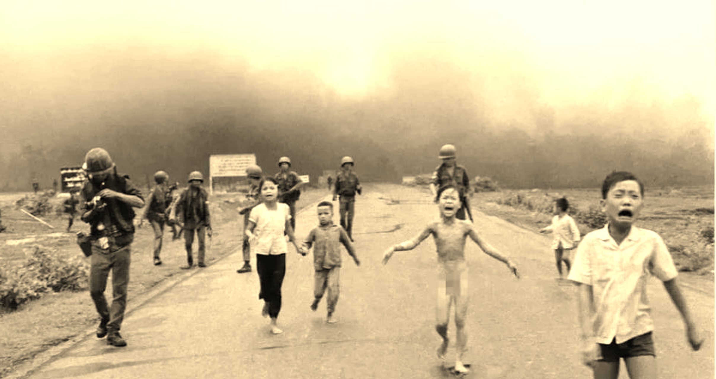 1972年,越南小女孩潘金福赤身裸体地在路边逃命,竟让美国提前撤出越南