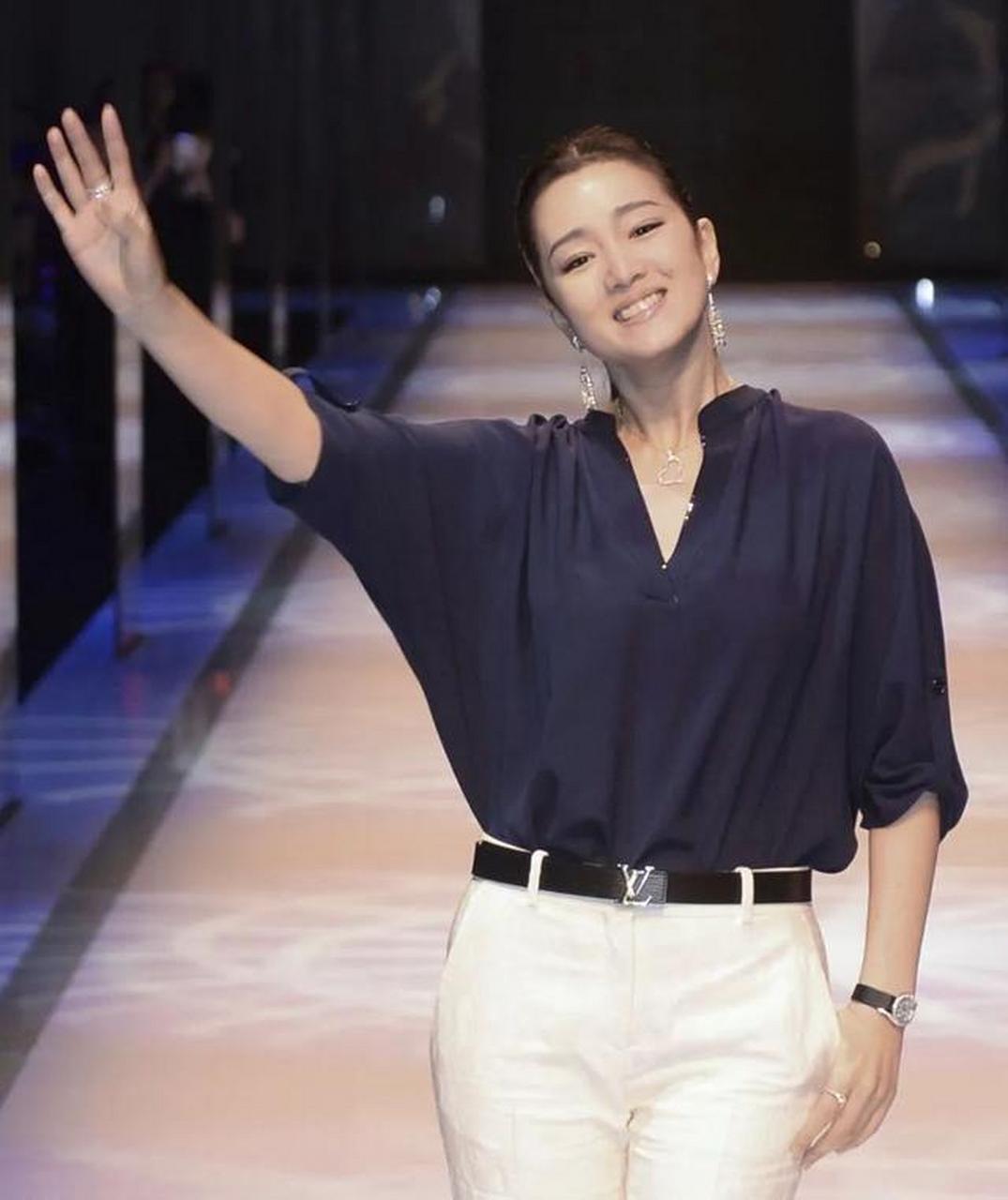 70岁米歇尔向巩俐求婚,巩俐笑称:我每周要爬四次山!