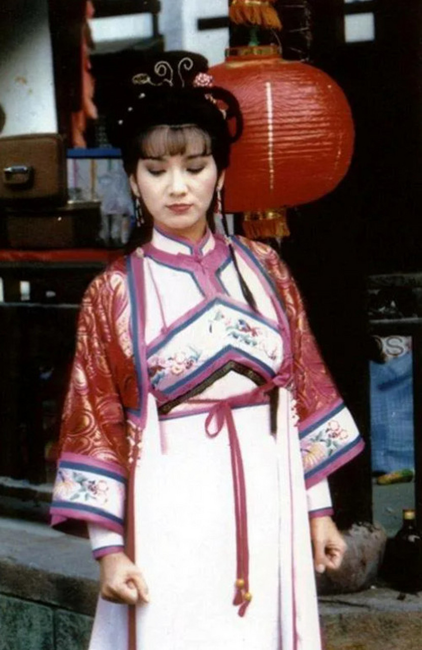 这张照片是赵雅芝的剧照,算起来那时候赵雅芝已经38岁了,依然是她的