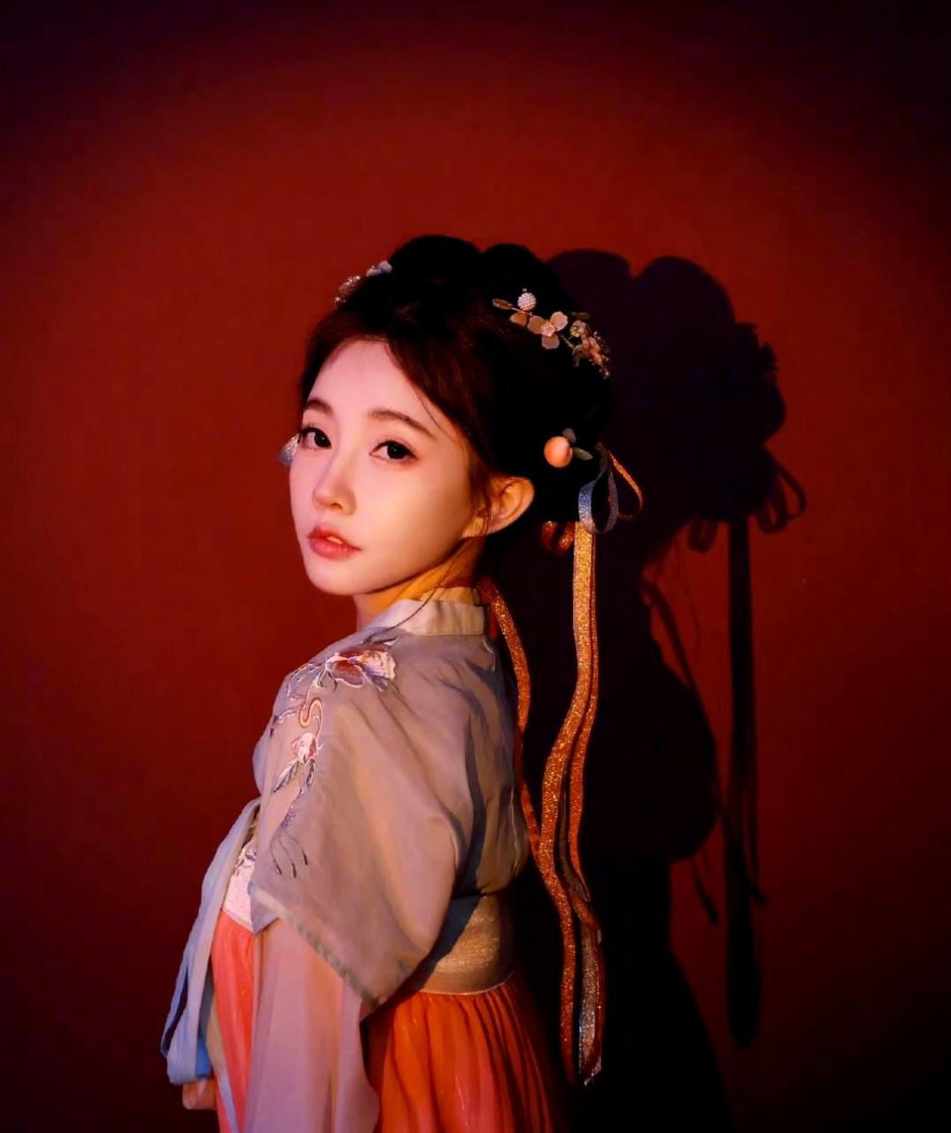冯提莫在长安城穿着汉服打卡,梳着古装发髻,甜美俏皮的样子很像电视剧