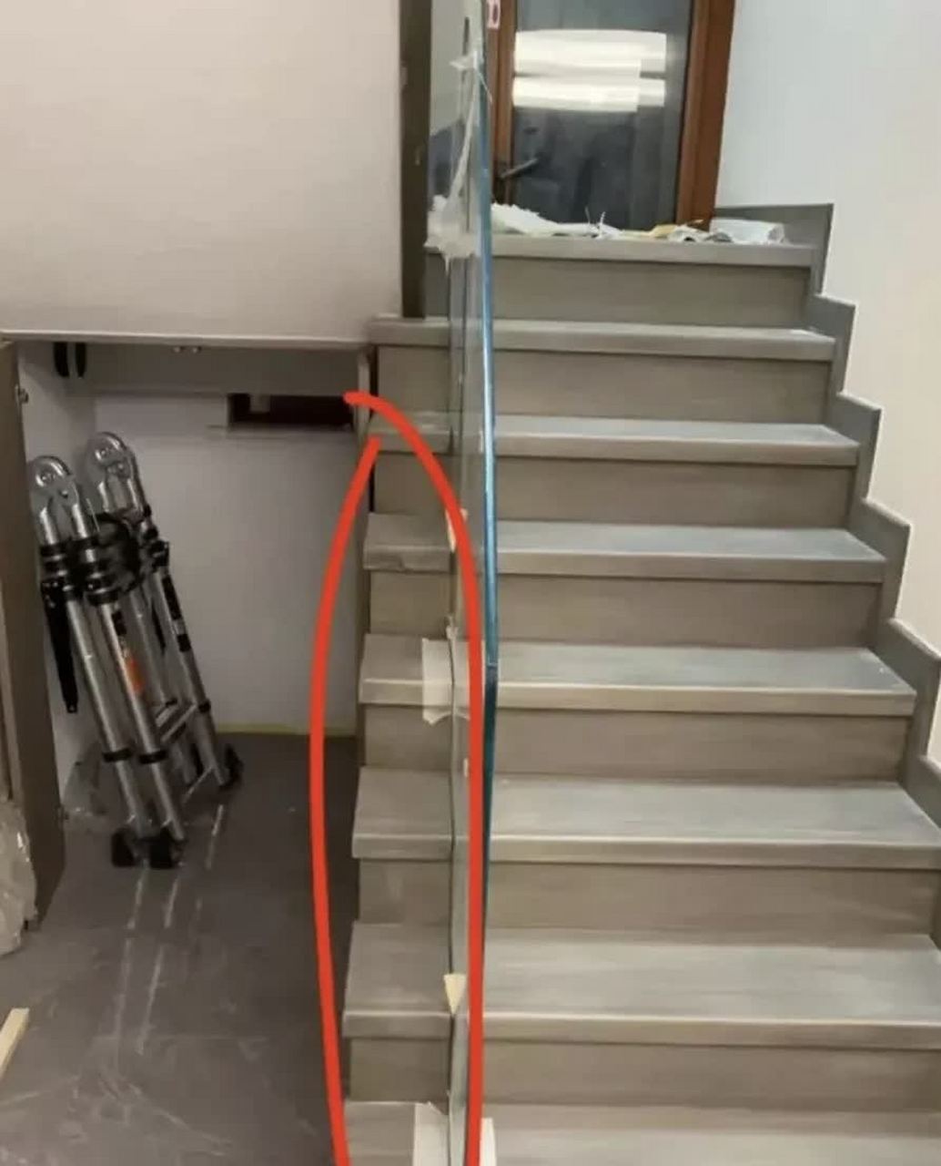 我从来没有见过这样安装的楼梯扶手,也实在不明白业主为什么要这样