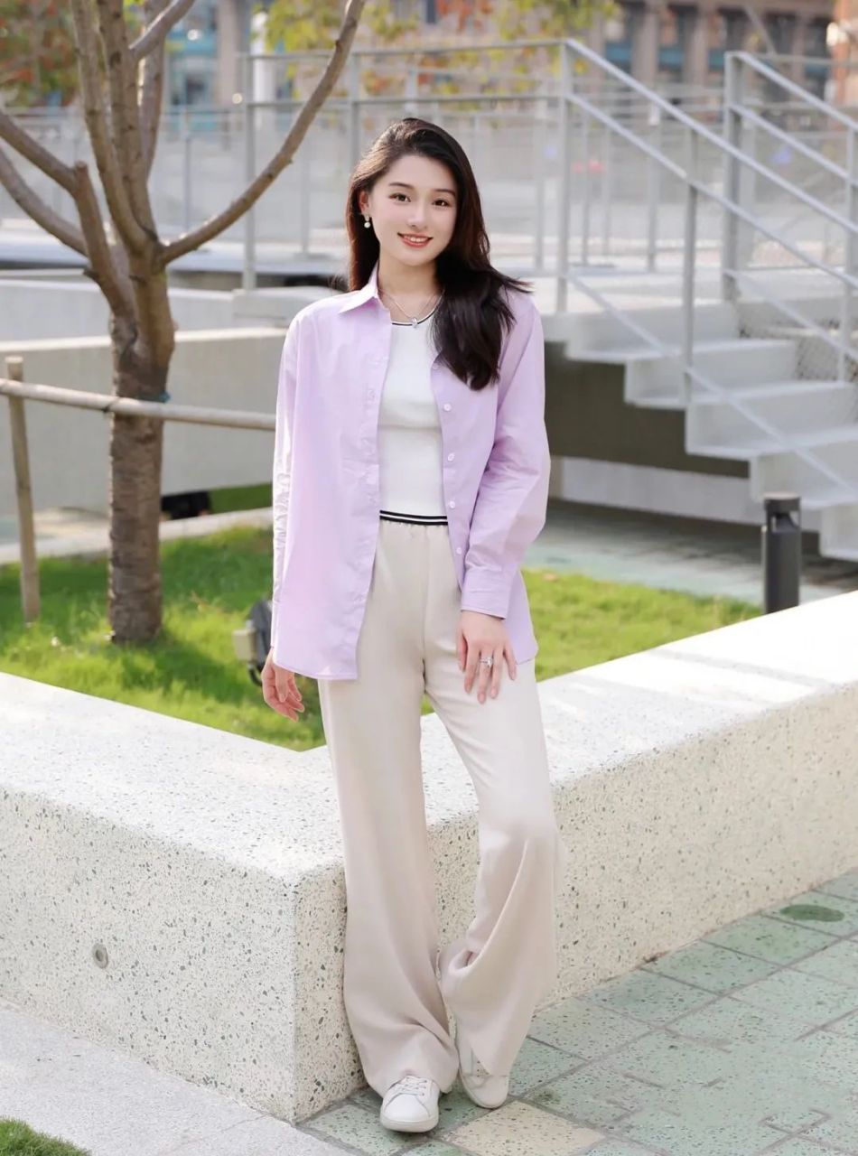 香芋紫的衬衫与米白色的运动裤搭配在一起,就不会显得很突兀,二者的