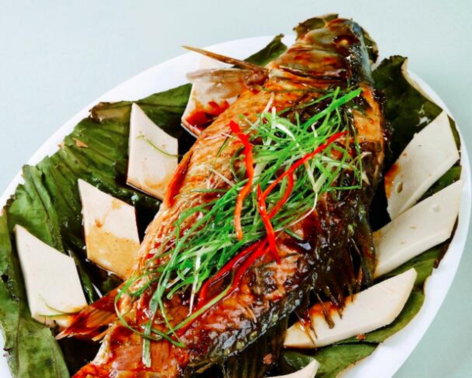 荷香酥鱼是一道济南民间流传多年的传统鲁菜.