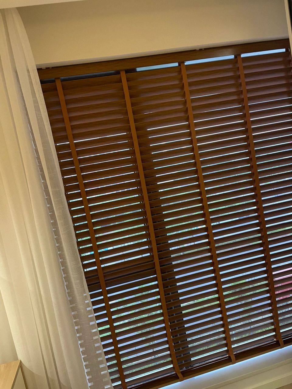 没做全屋当初所有人都在阻拦我装木百叶 说是会发霉 又很重 拉拉很不