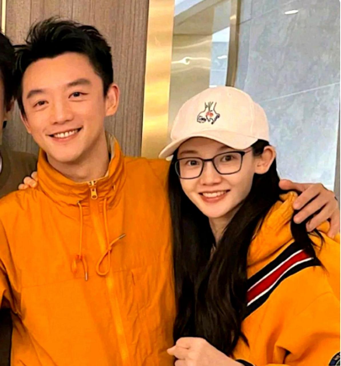 郑恺和苗苗的合影看起来很般配,似乎他们在一起后变得更加亲切可人了.