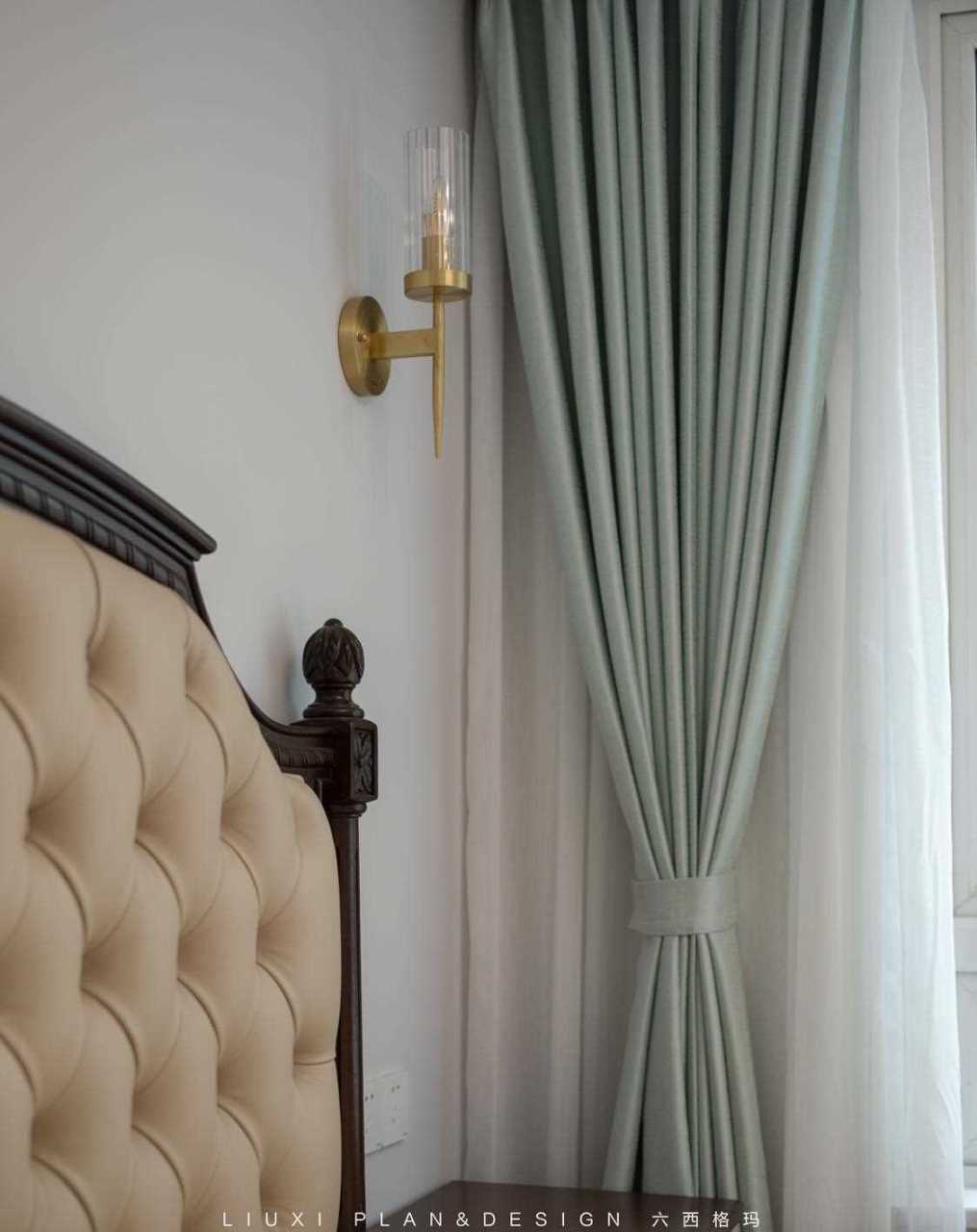 客厅墙面颜色偏浅,家具偏深,所以窗帘在白纱的基础上加了一层蓝色,跟
