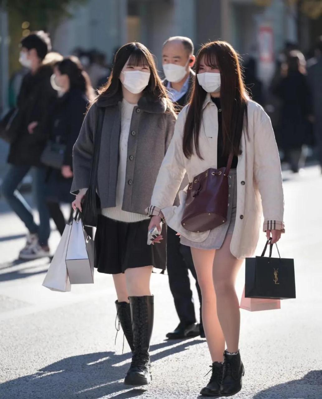 日本街拍美女,  个个不比董小姐差.