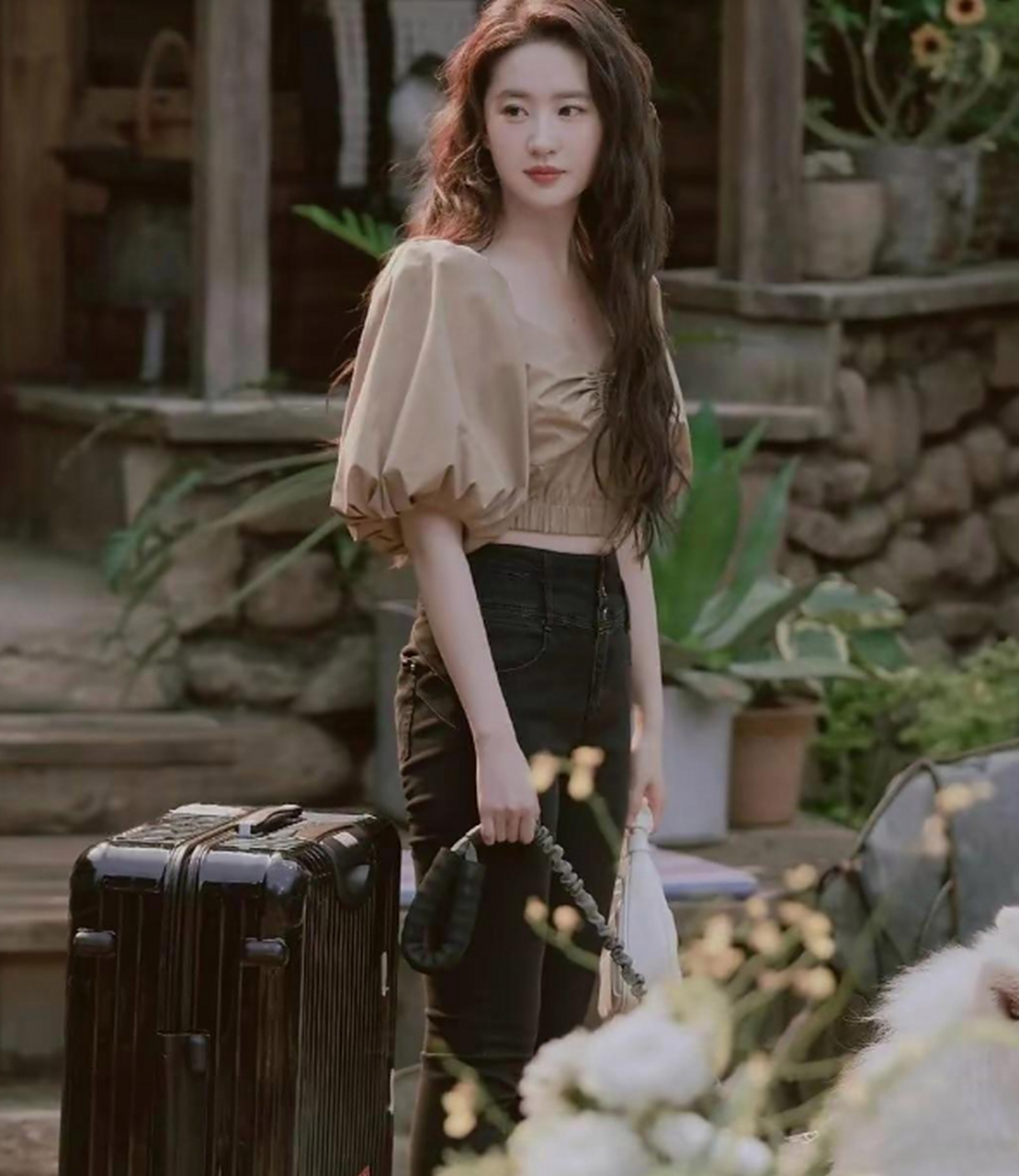 刘亦菲穿奶咖色泡泡袖上衣,搭高腰牛仔裤,上宽下窄的穿搭方式,显高显