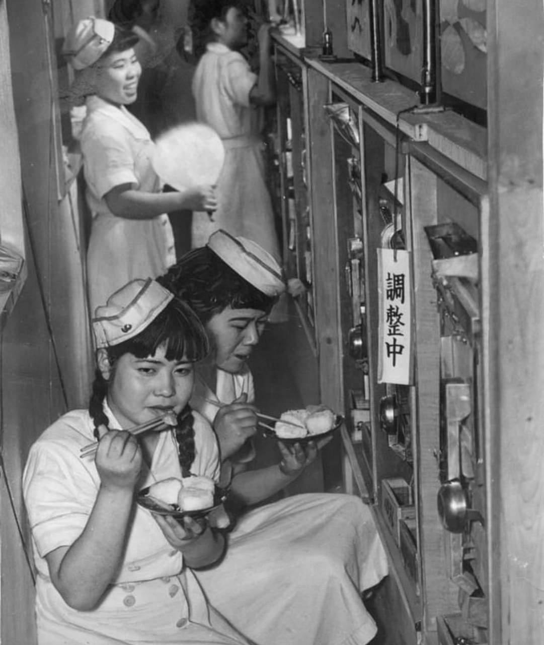 1952年,在老虎機後面工作的日本女孩子們,當時的老虎機是需要人工來