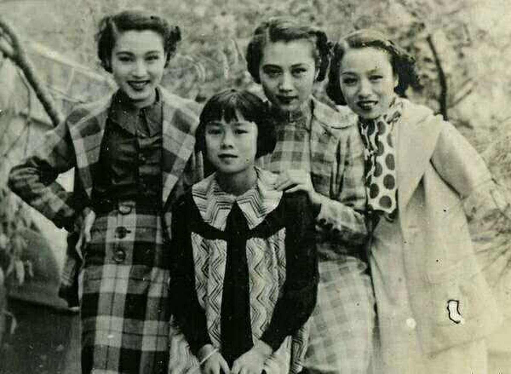 照片拍摄于1934年,照片中是民国女演员梁氏三姐妹:梁赛珍,梁赛珊,梁赛