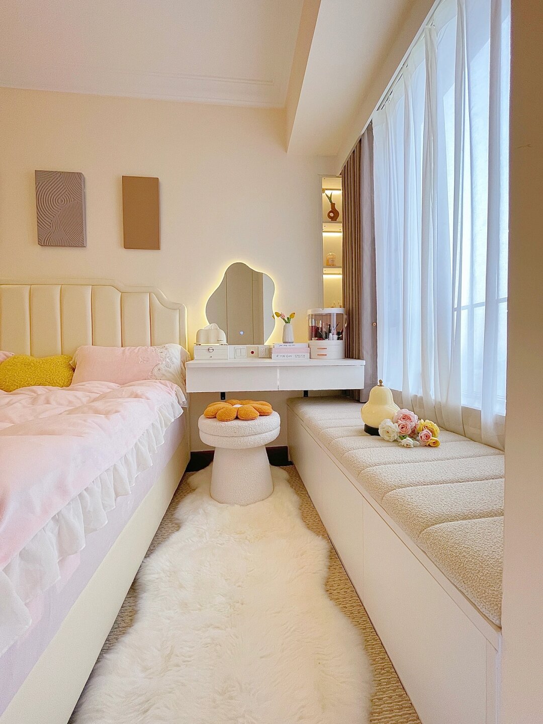 虽然穷装 但主卧的飘窗一角却让我反复心动