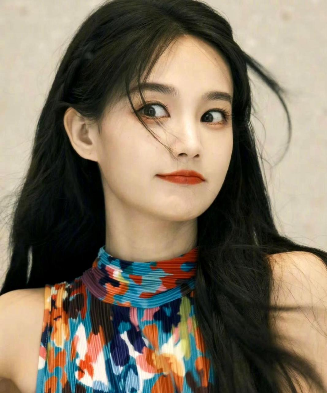 李一桐晒出的活动照片中,她俏皮灵动,表情丰富多变,颜值被观众低估了.