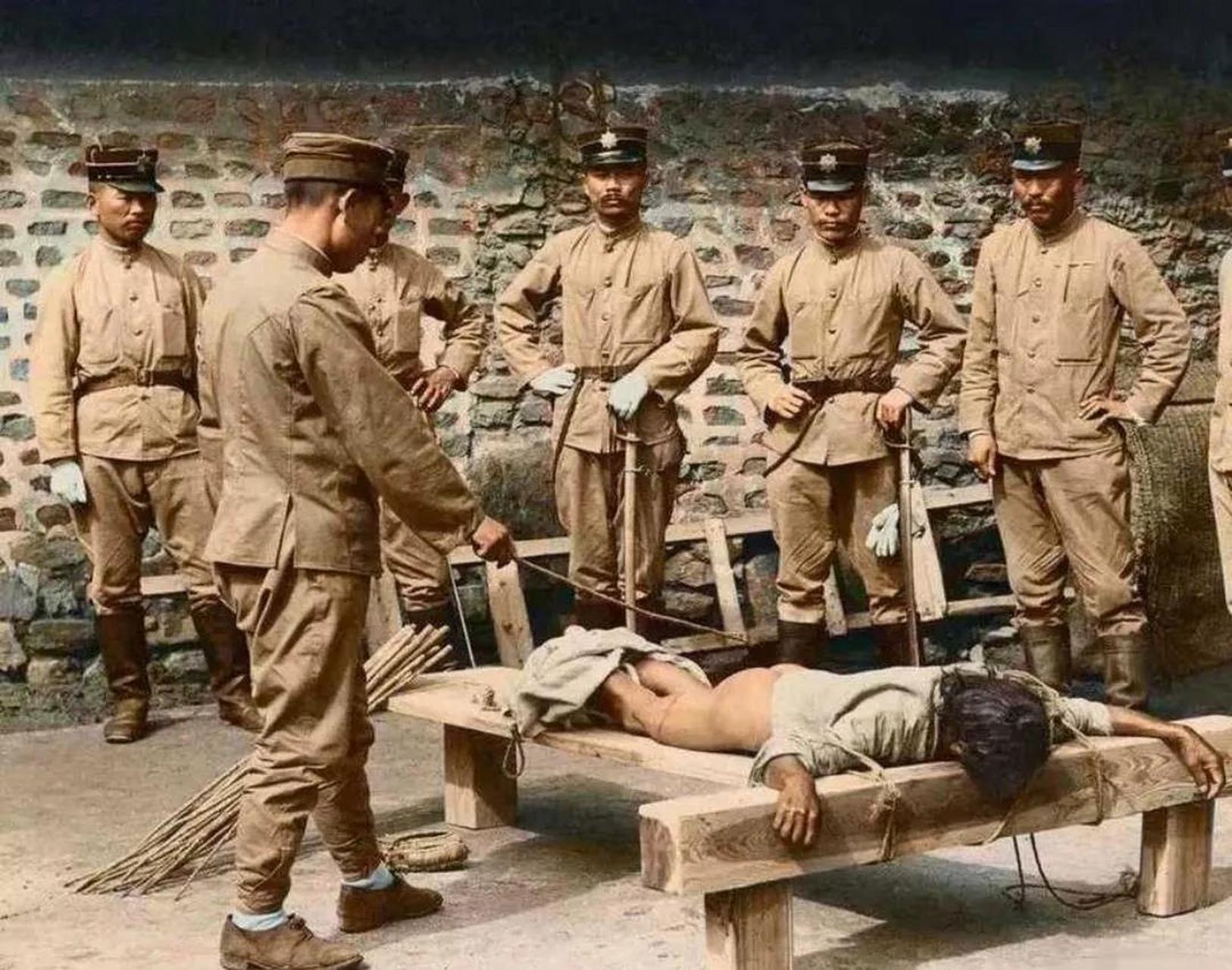 两张把俘虏脱光衣服进行羞辱的照片.