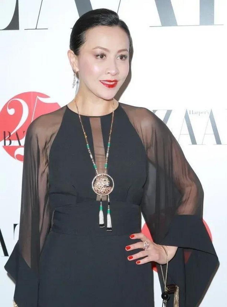 刘嘉玲薄纱高开叉裙很惊艳