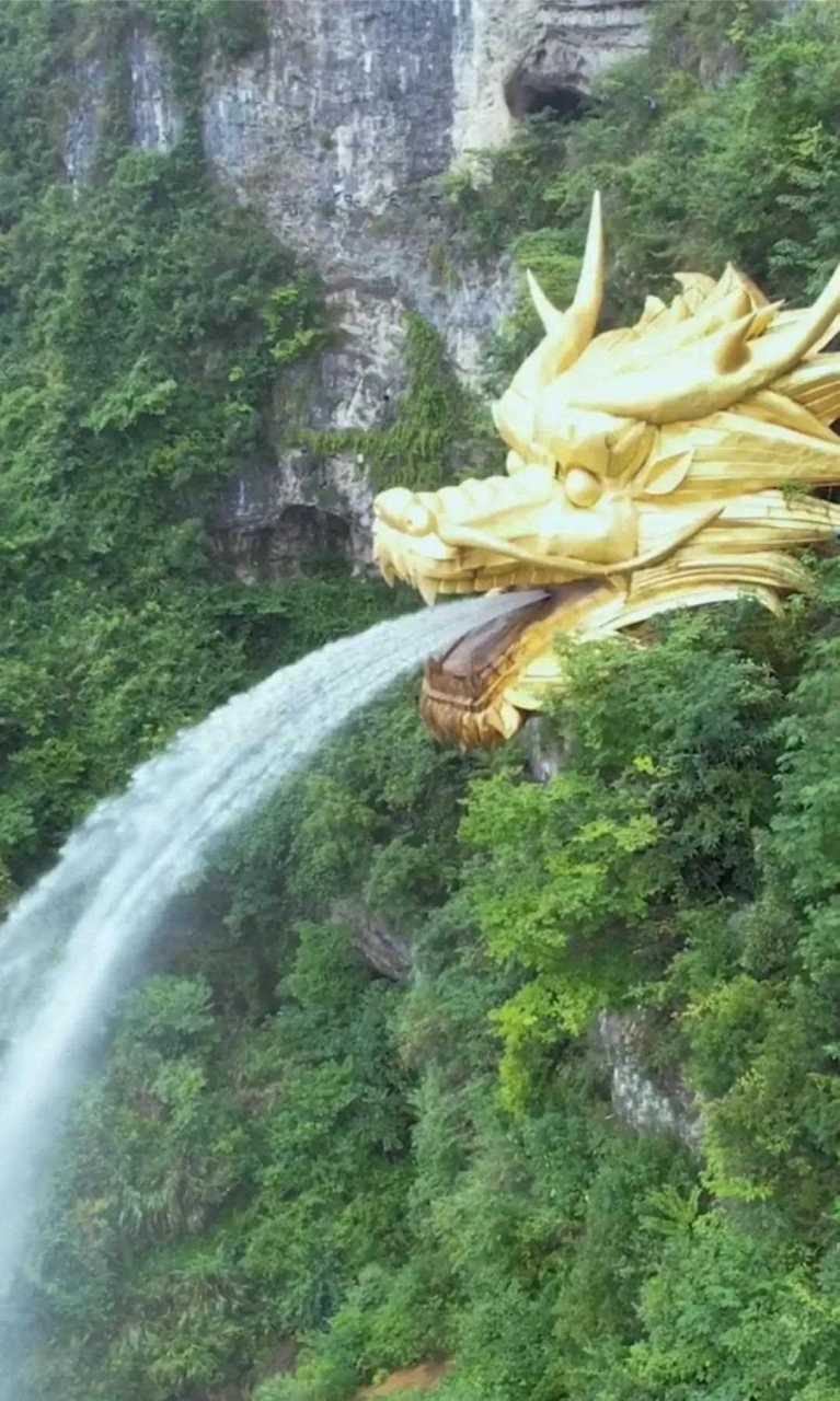 贵州悬崖绝壁上的神龙吐水,堪称一绝!