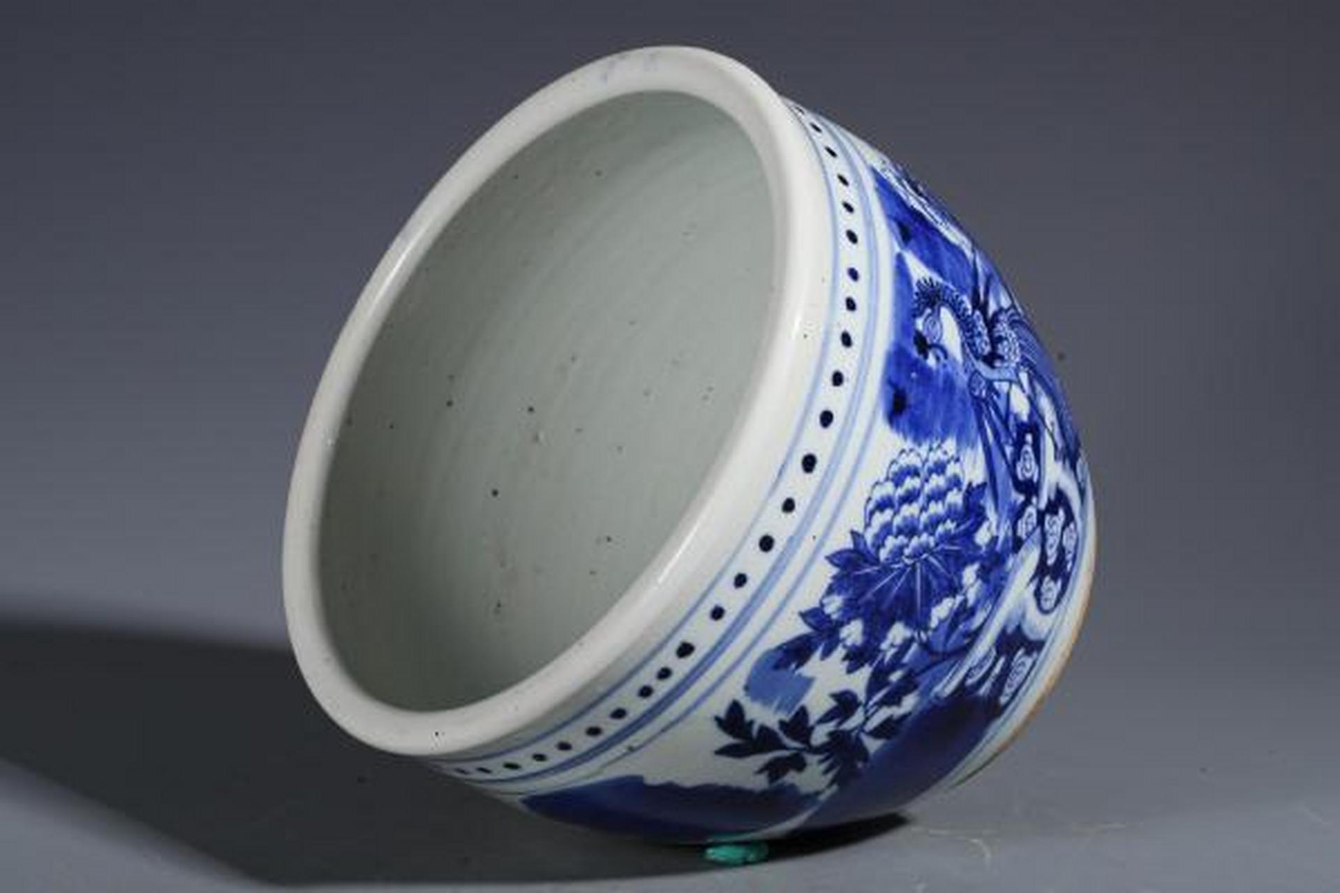 瓷器鉴赏# 此件清道光·青花孔雀牡丹纹卷缸,口径23cm,高18.