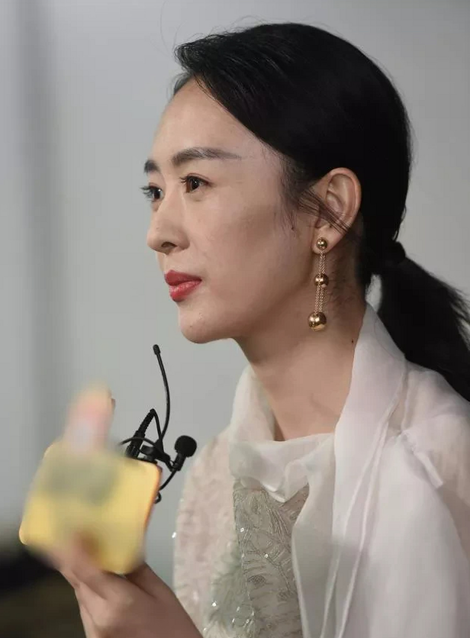 35岁童谣素颜照曝光,从侧面看脸太瘦了,脸型有棱有角,皮肤状态略显