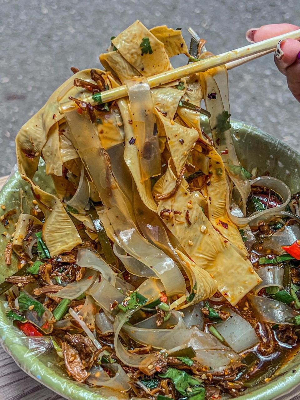 昆明特色小吃,糊辣子酸辣口感真的会爱上!  本地朋友带我来的!