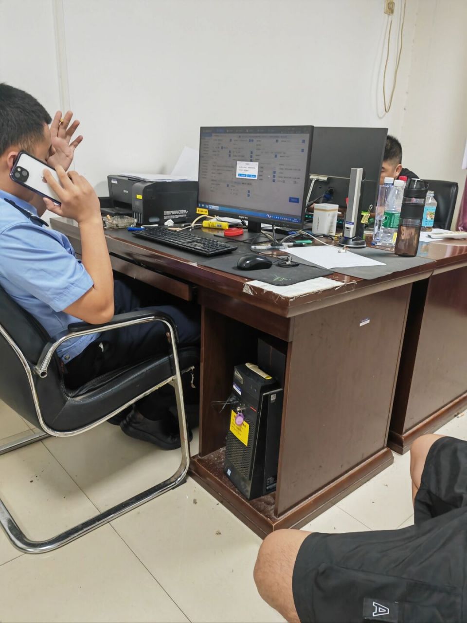 要进局子了家人们,第一次坐警车,我好紧张  第一次坐警车去警局.