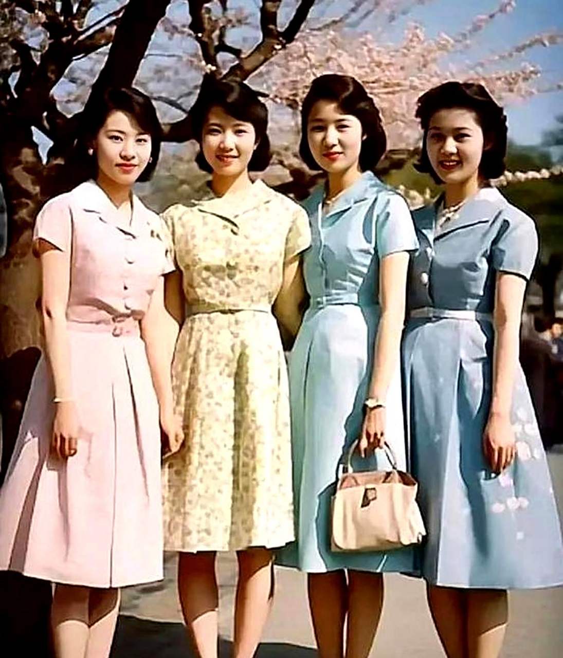 女性的衣着品味随着时代变迁而不断演变