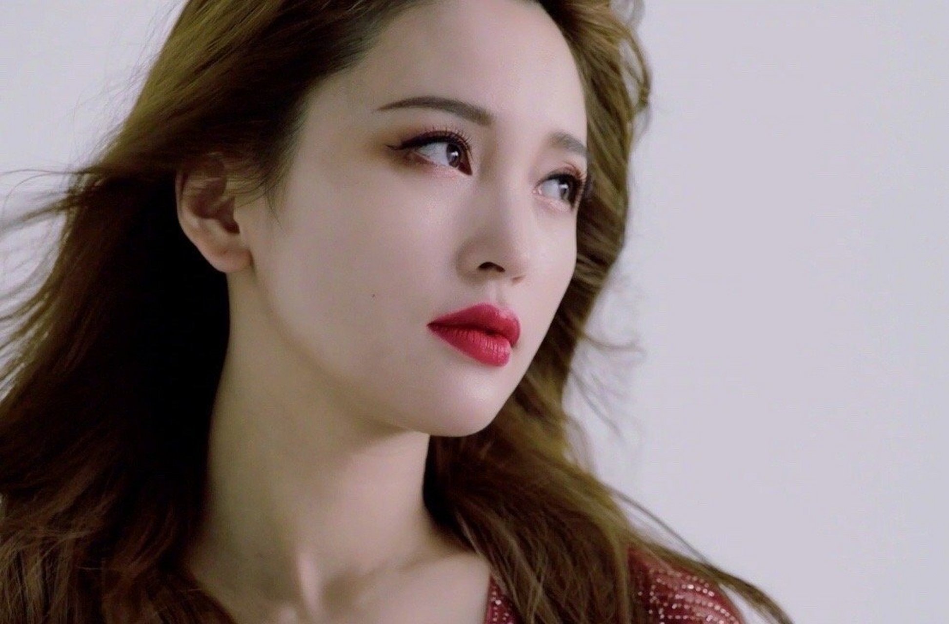 【金莎童年照】16日,金莎晒出自己的童年照,并配文:"也曾是气质挂的".