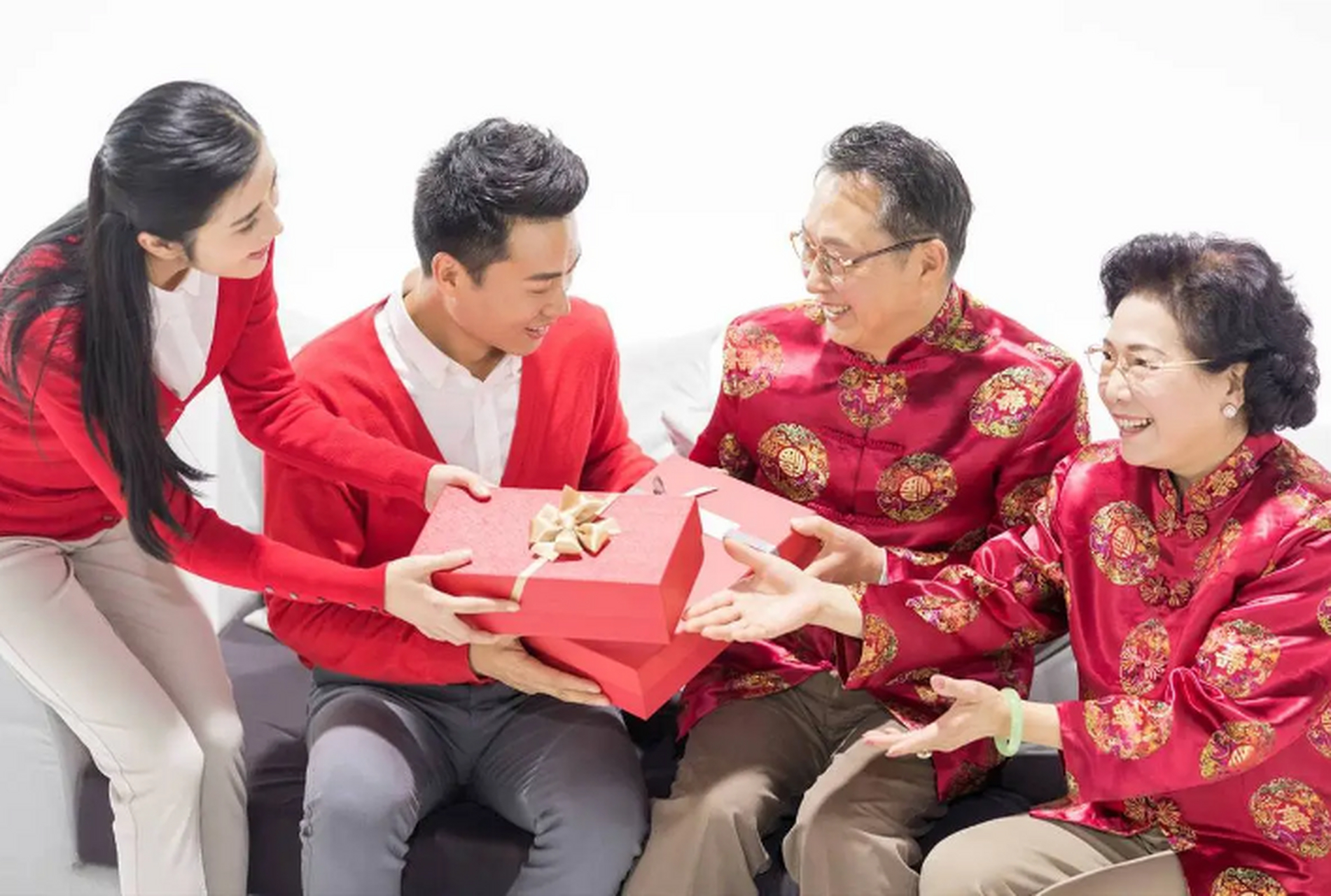 年关将近,给长辈送礼要注意,不能什么都送,记住这4点很重要 了解长辈