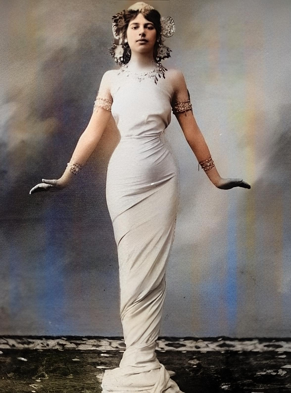 1910年,脱衣舞娘玛塔·哈莉在法国巴黎的一家剧院里.