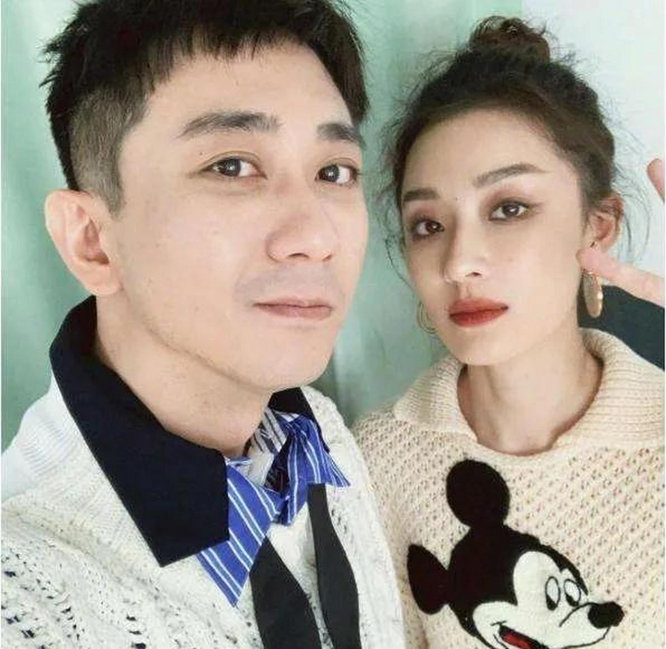 当年,王自健娶了散打美女徐雪为妻,他满脸笑容的说:"我妻子是散打冠军
