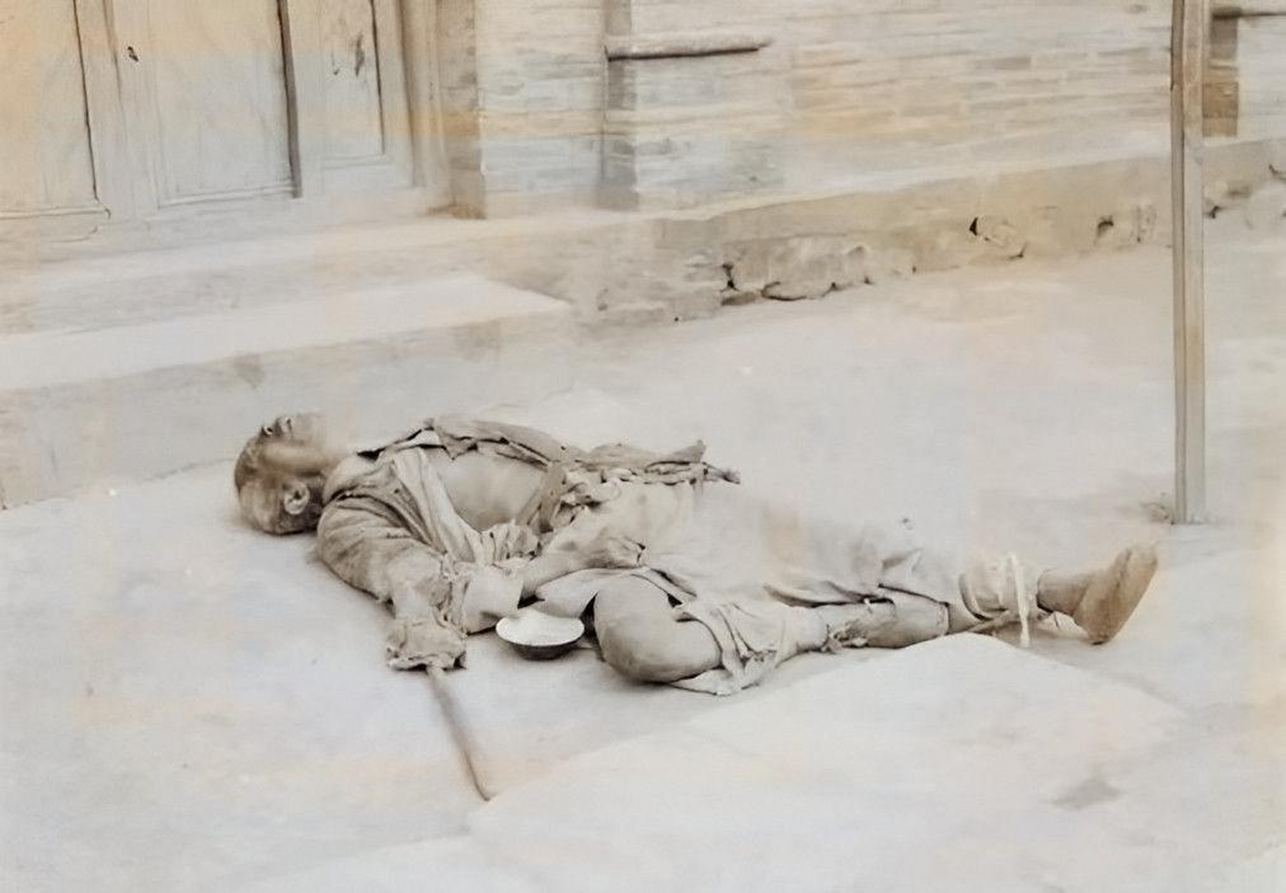 看看照片中那个饥饿的乞丐.太可怜了他死后没人会收拾.