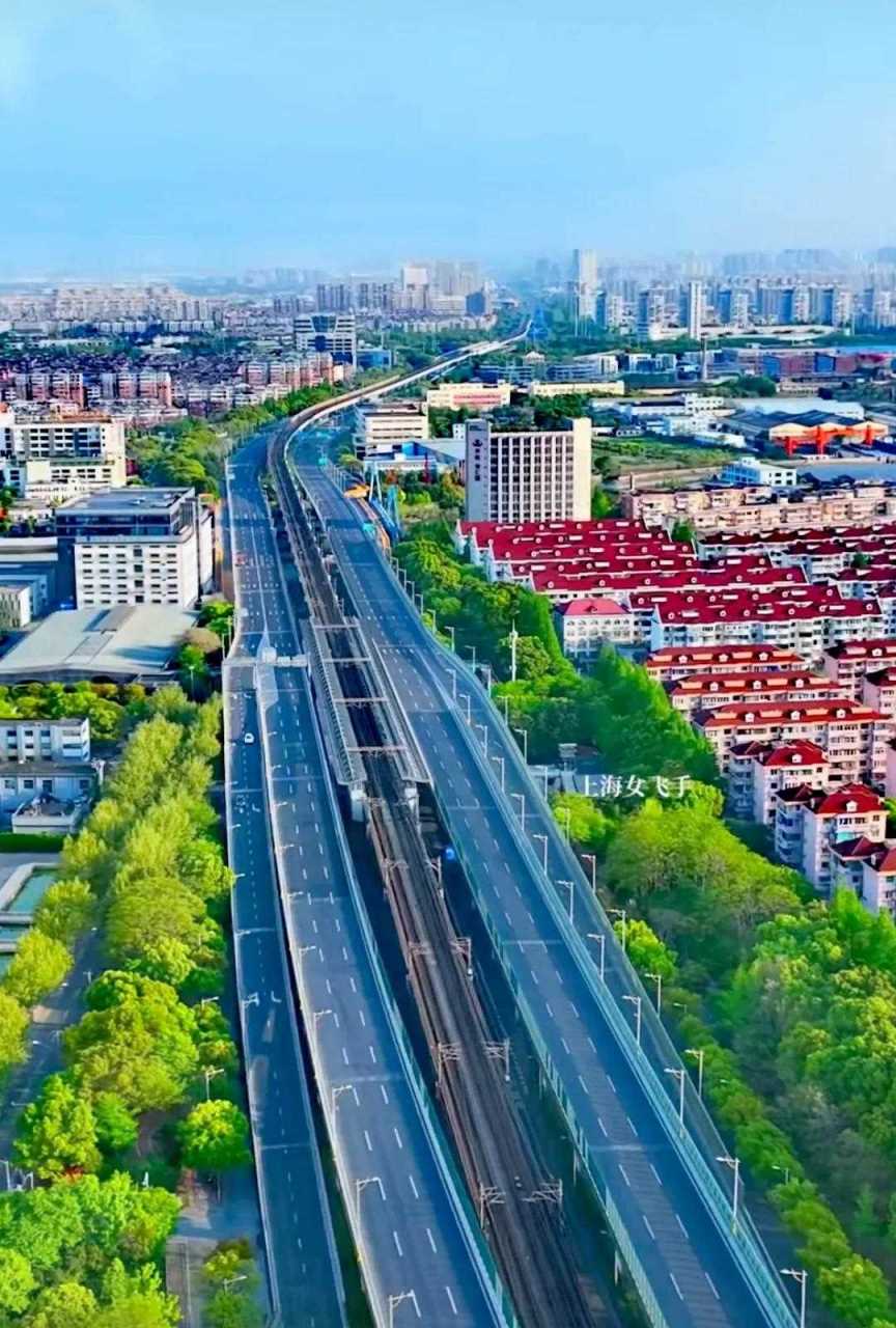 上海女飞手镜头下的上海外环高速公路,漂亮,大气磅礴,但这份安静,可能