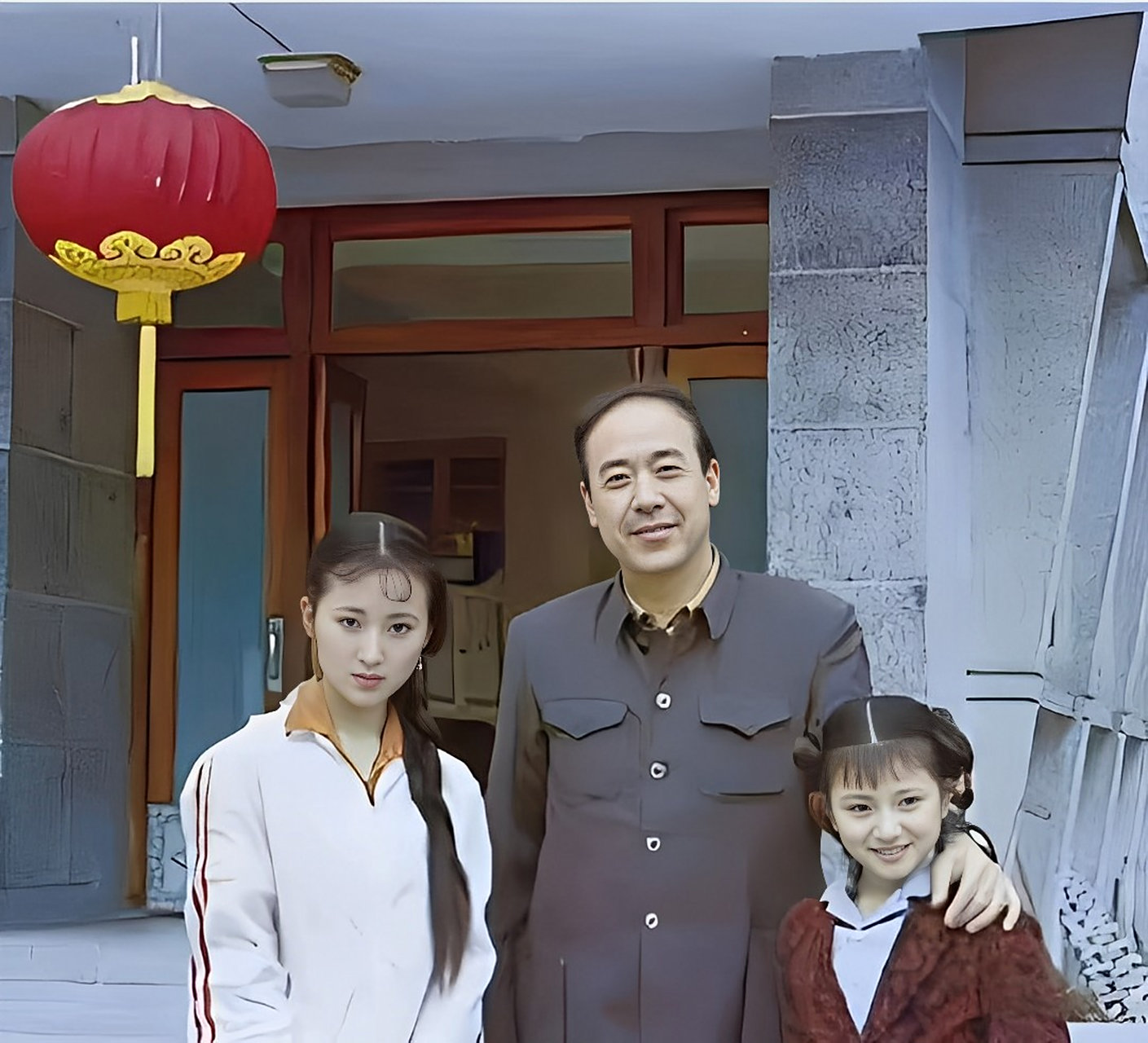 面对镜头,陈晓旭身边的两人露出了甜美的笑容,但陈晓旭并没有笑,而是