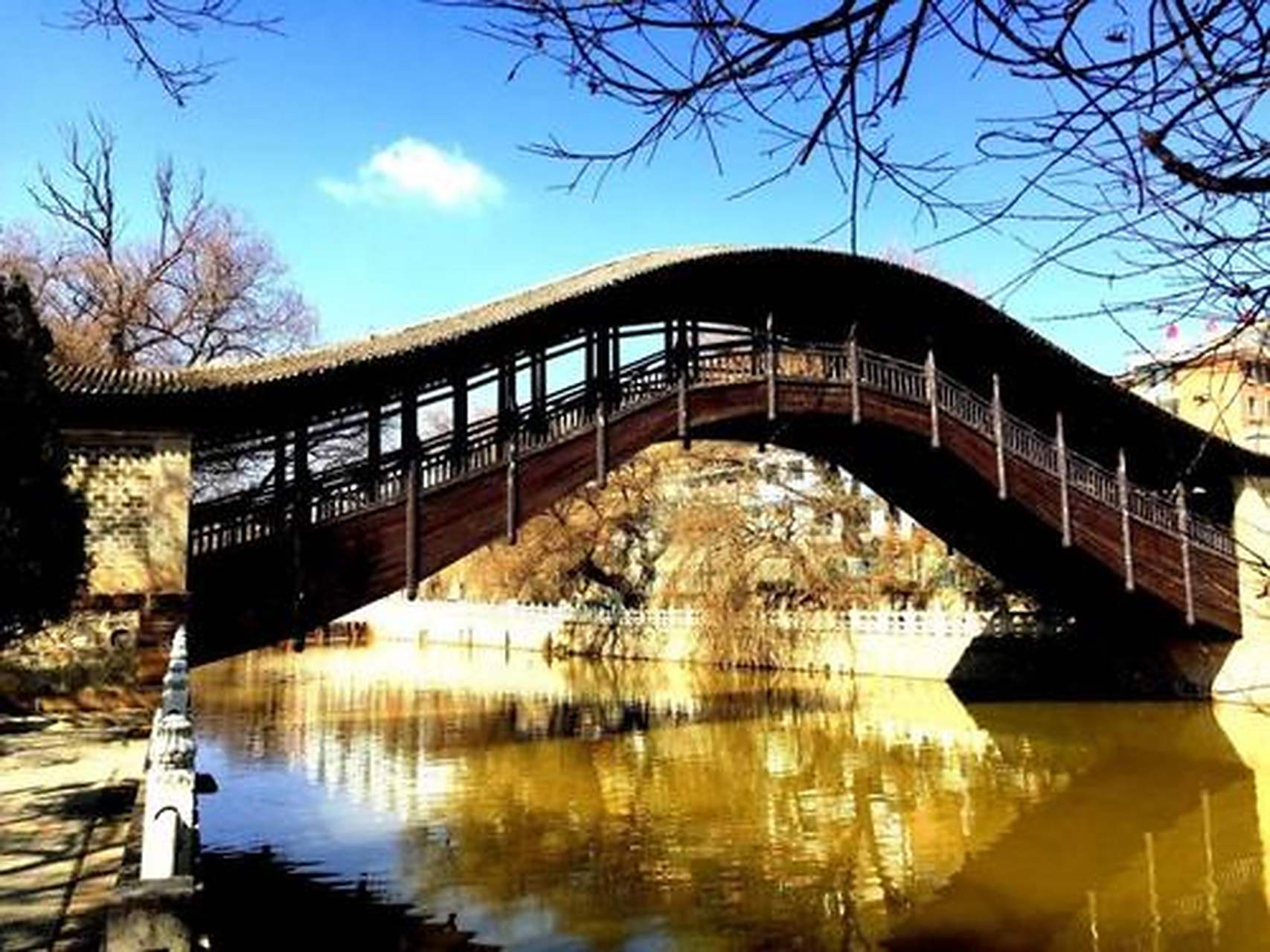 渭源灞陵桥,又名卧桥,在渭源县城南门外渭河源头之一的清源河上,是