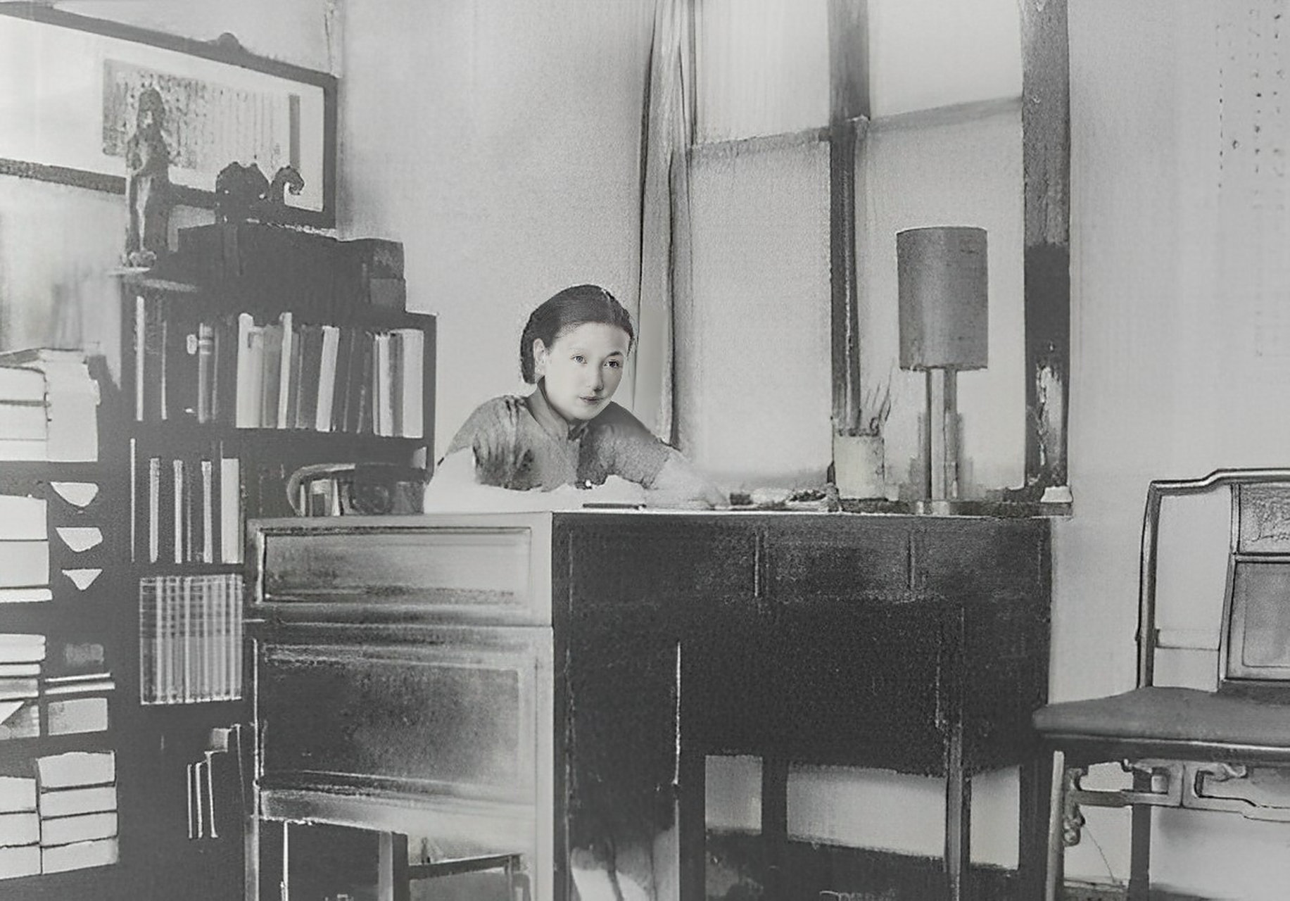 这是林徽因在北平家中工作时的留影.