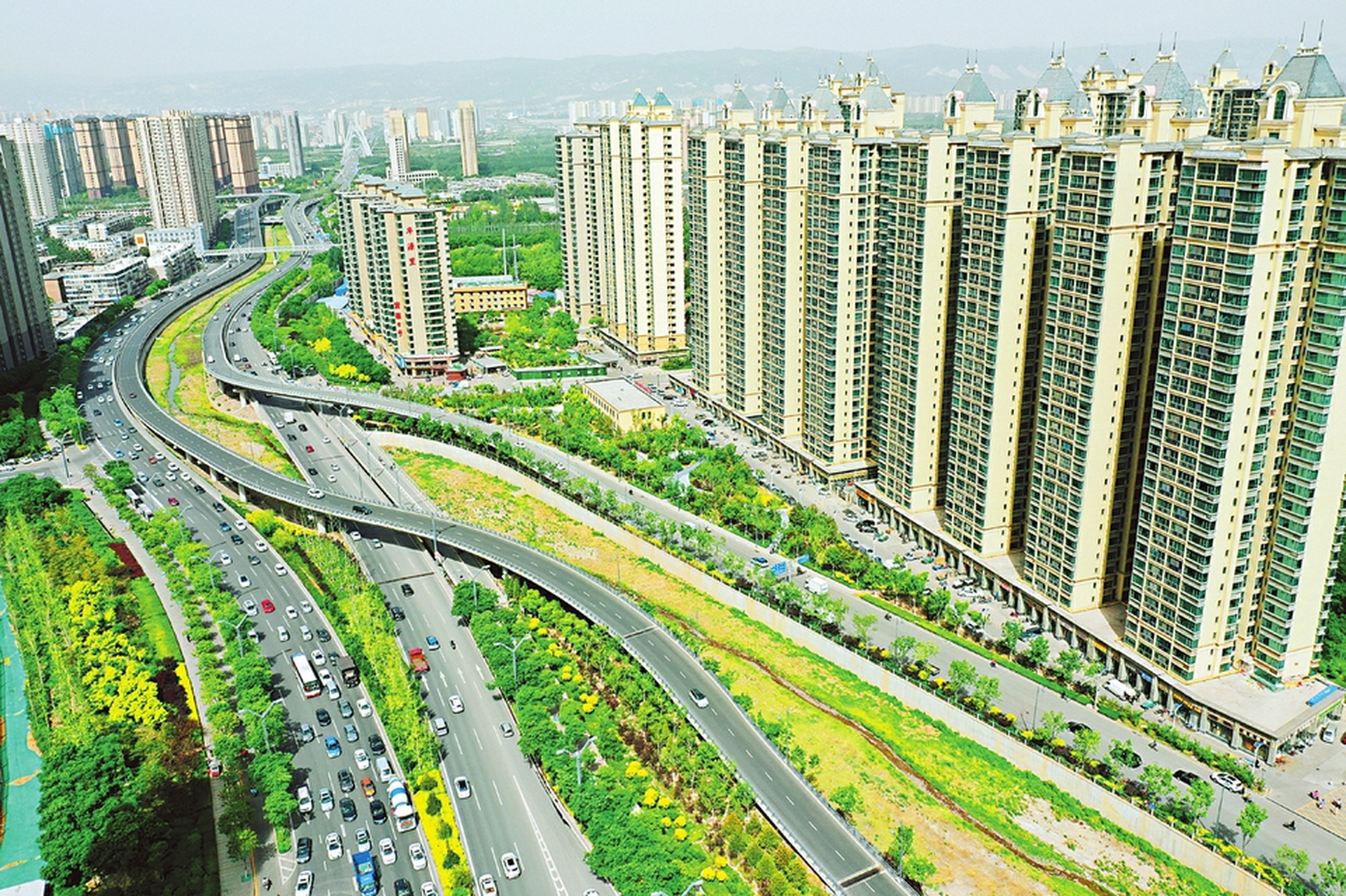 【都市美景】 6月4日,太原市北中环街与北涧河交会处,绿树,立交桥