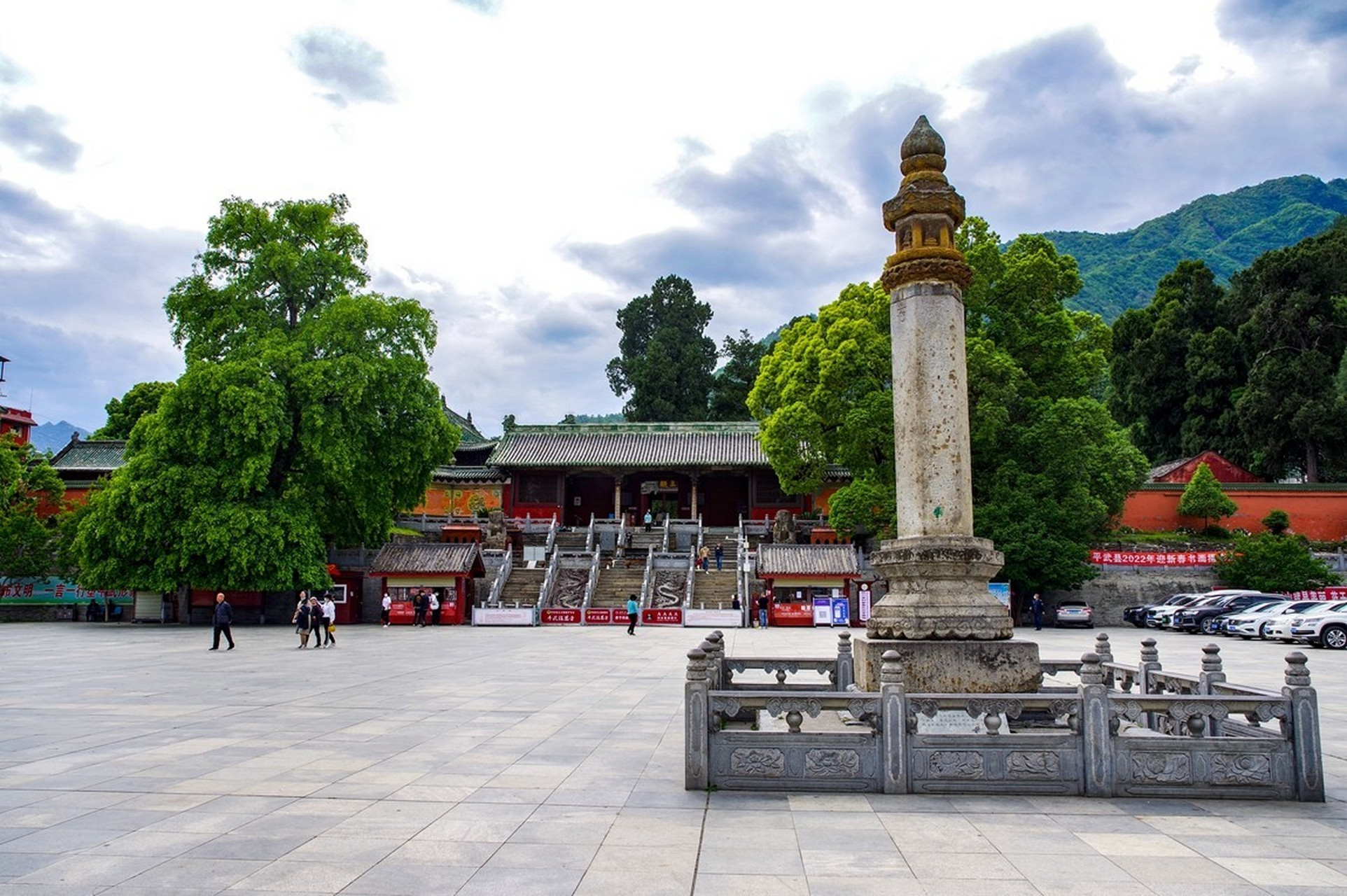 平武报恩寺 位于四川省绵阳市平武县城中部,是中国目前保存最为完好的
