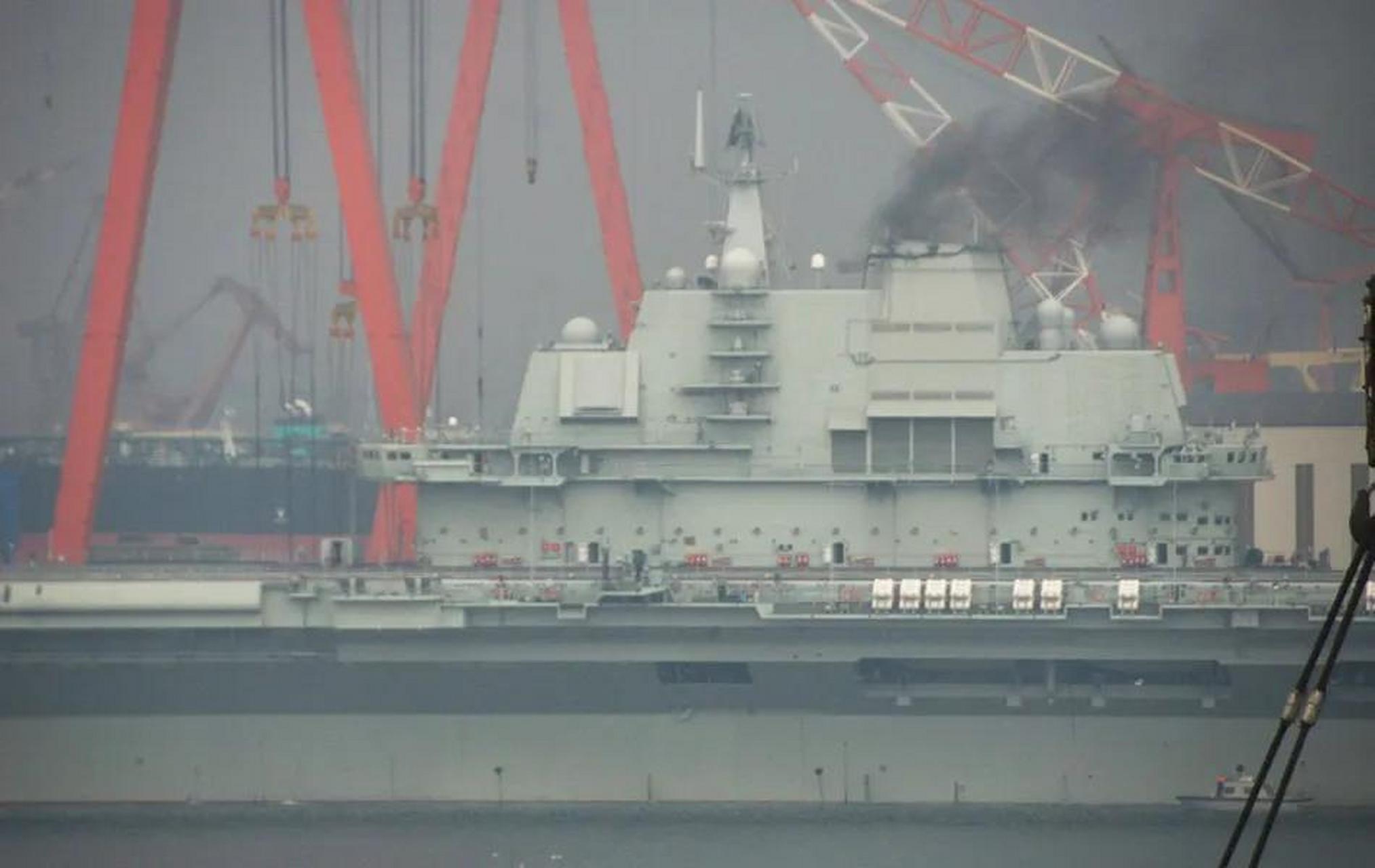 别骄傲了,外国人惊呼:中国军舰冒黑烟,技术简直就是"烂"!