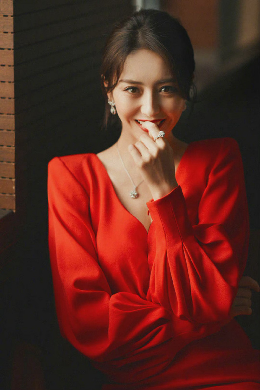 百度国潮季# #国潮护肤打卡# 佟丽娅身穿橘红色长裙,大气美艳中不失