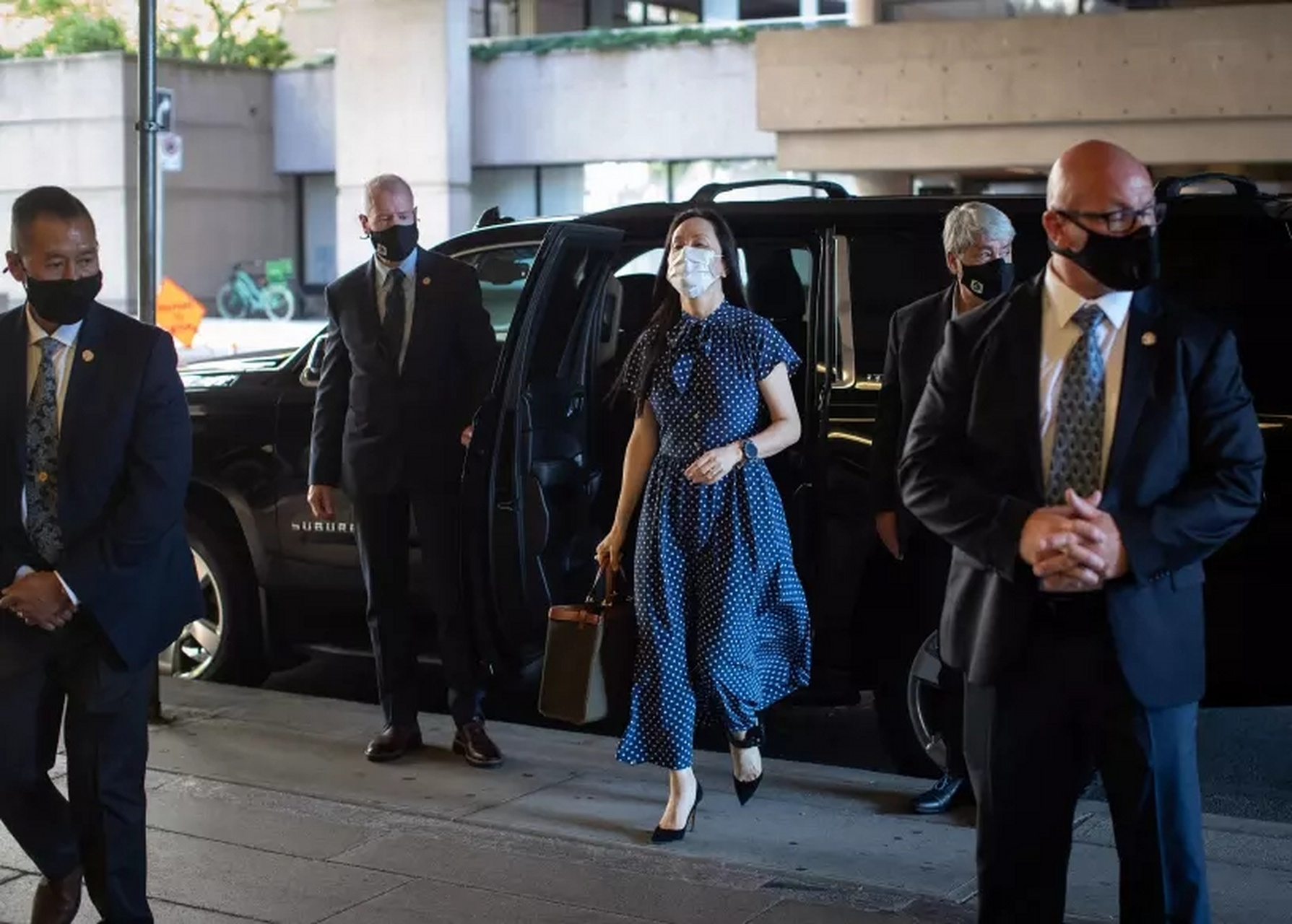 孟晚舟出庭造型彻底换风格!复古波点长裙好淑女,比包臀裙更少女
