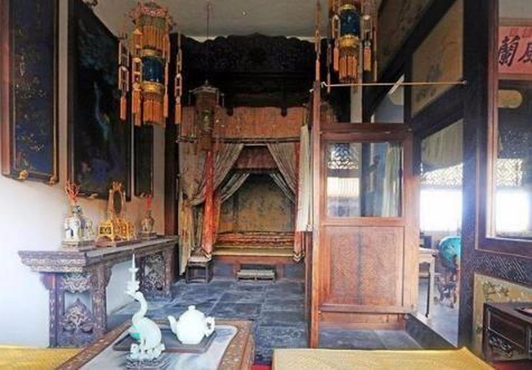 这就是慈禧太后的卧室,第一眼看上去你是不觉得很寒酸,就会想到倾权一