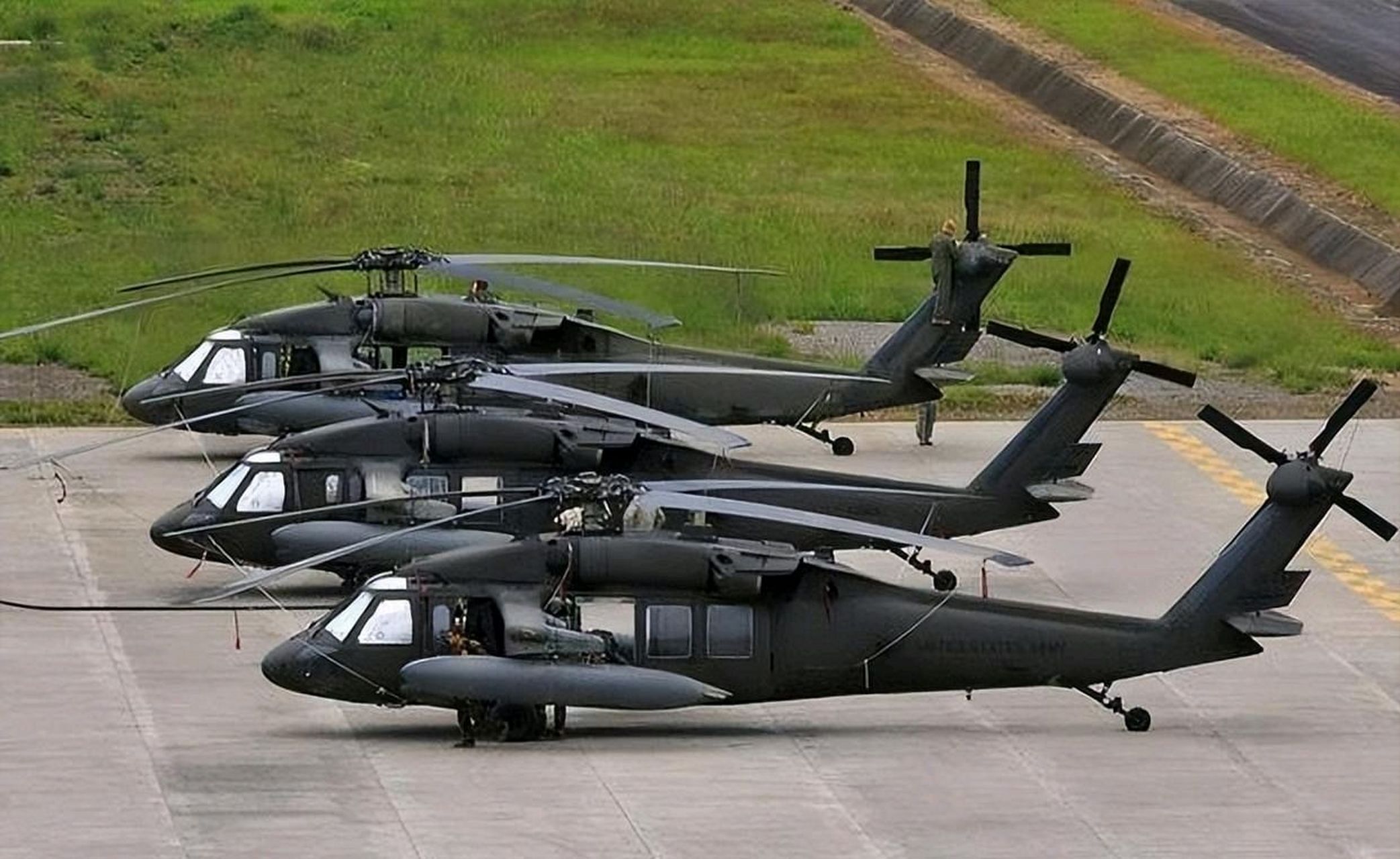 美国陆军两架阿帕奇武装直升机相撞坠毁,事故导致三人死亡一人重伤,无