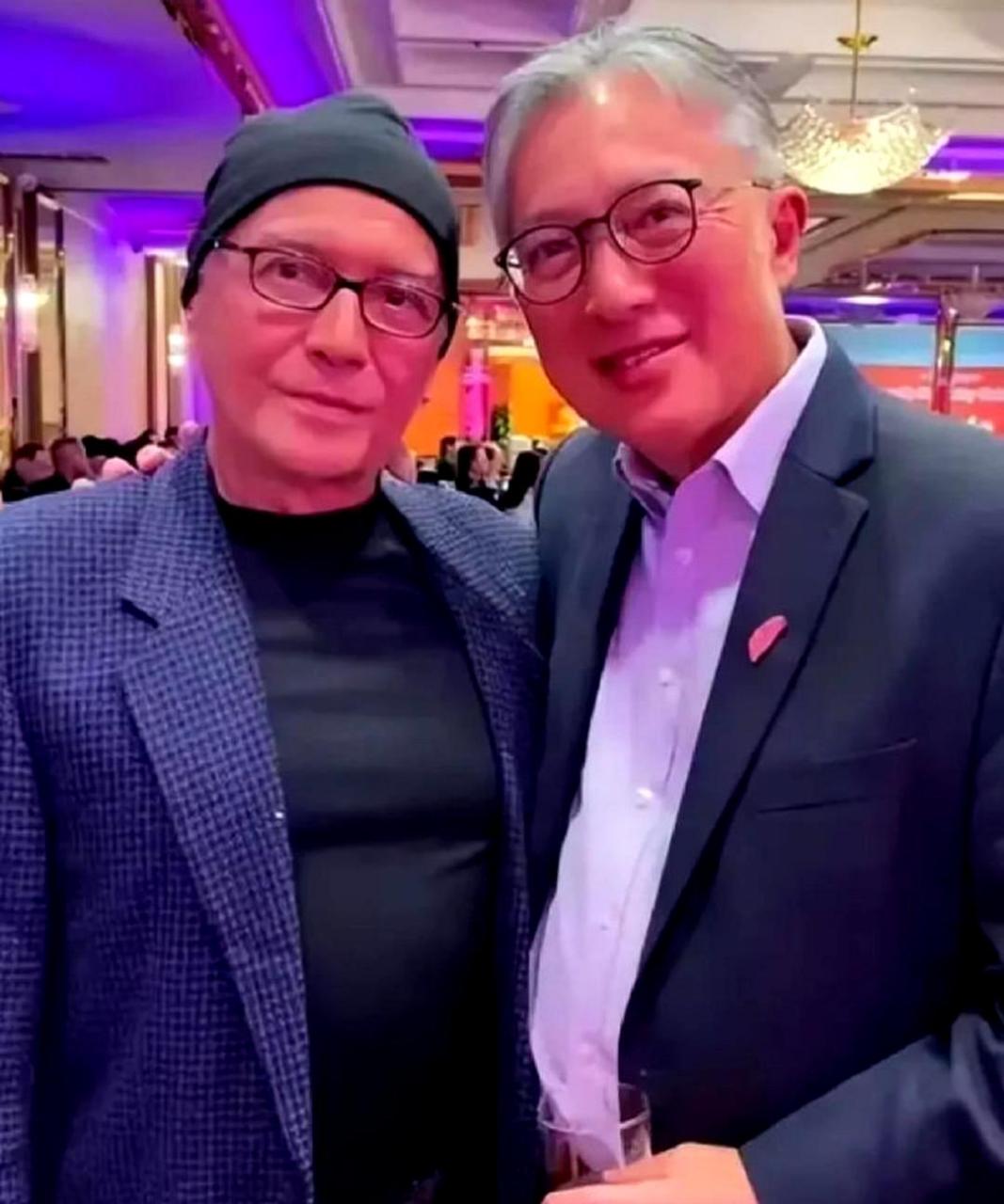 尊龙最近的照片和过去完全不同,难以认出他是同一个人,让人想起他曾经