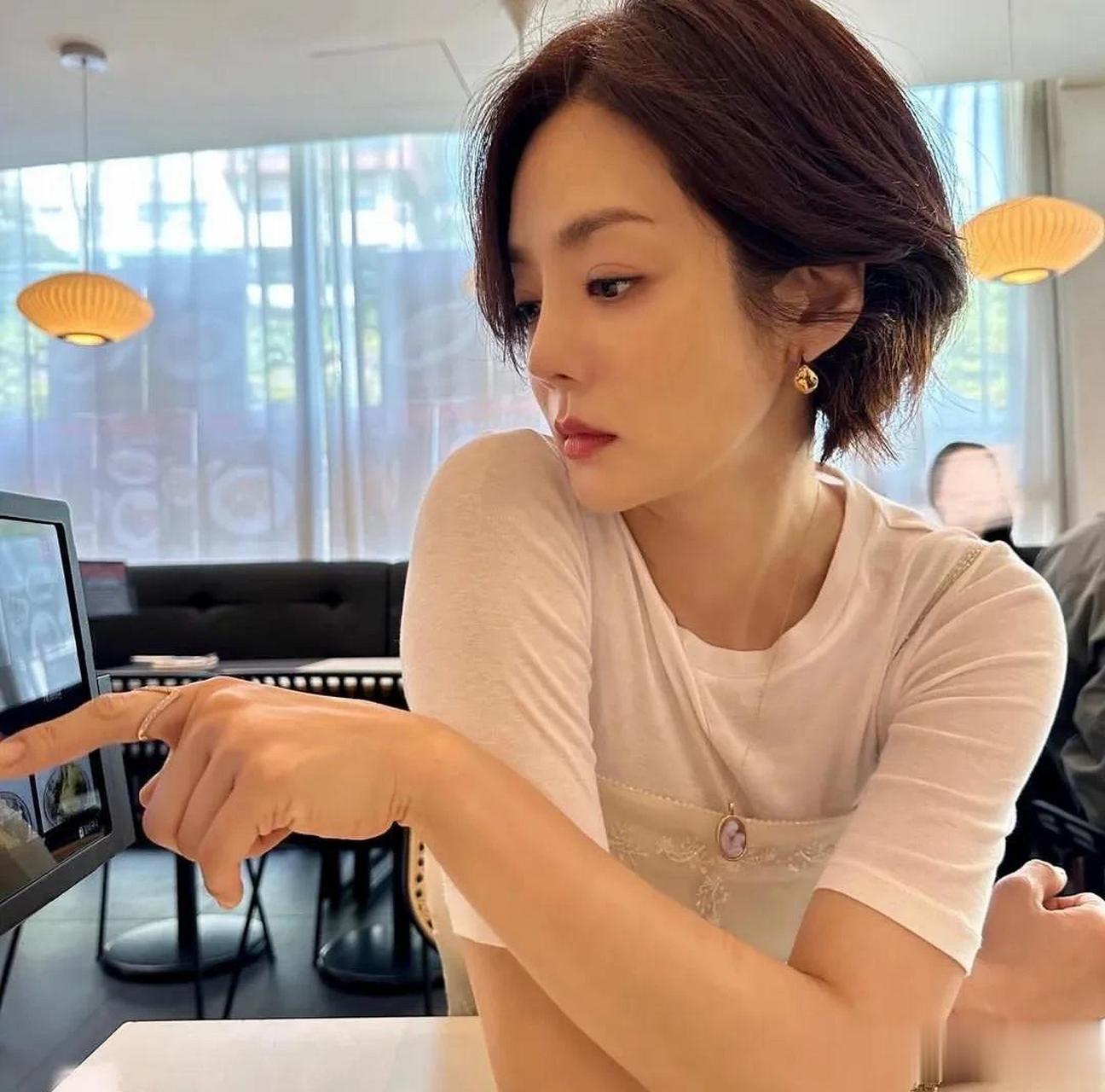 6月,演员蔡琳在自己的instagram上写道吃喝玩乐,还要工作,并上传了