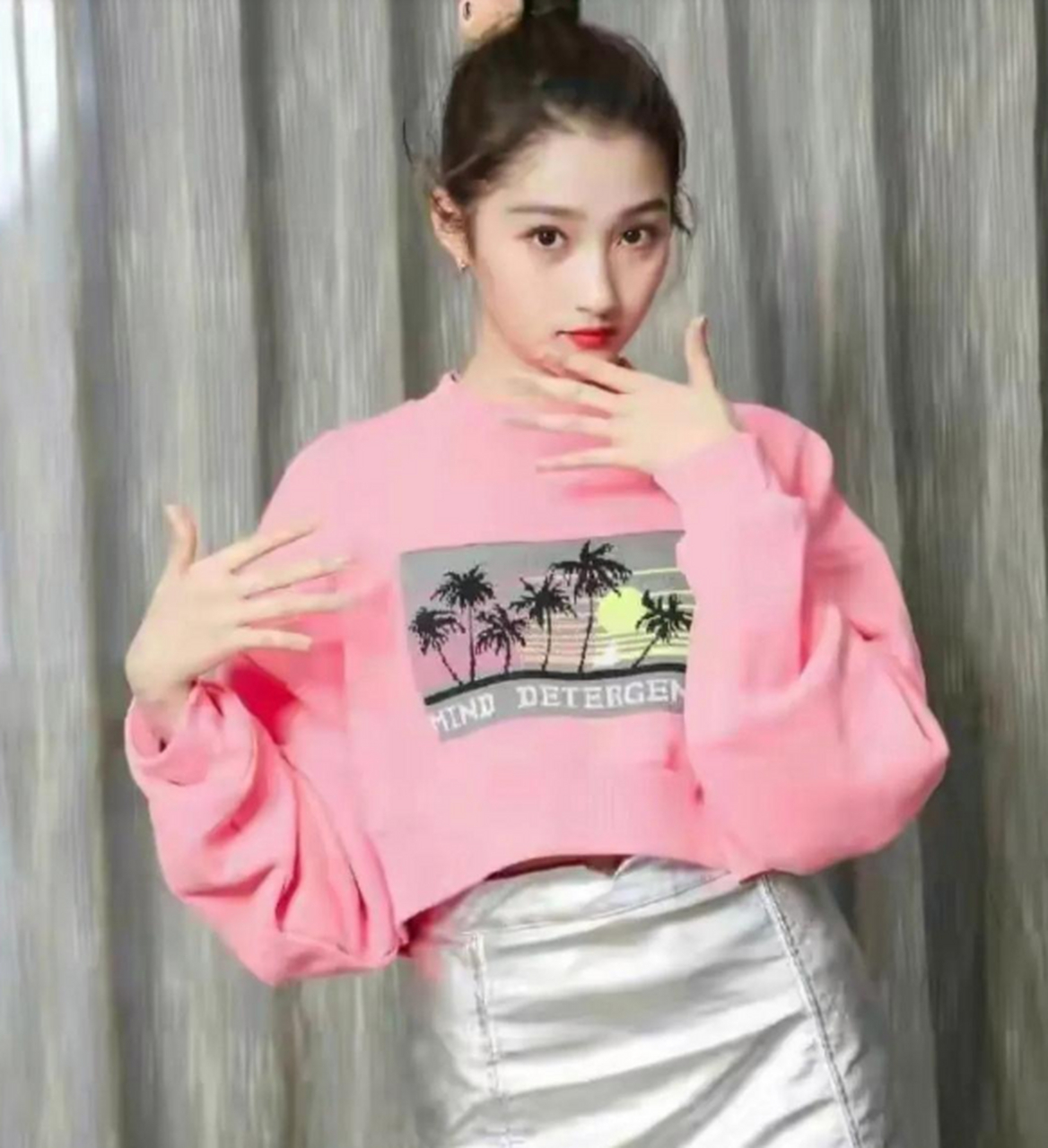 关晓彤穿粉色上衣搭配短裙,扎丸子头,清纯俏丽,活泼灵动,元气美少女!